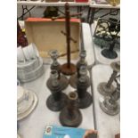 FIVE CANDLESTICKS TO INCLUDE FOUR WITH SILVER PLATED TOPS AND A MUG HOLDER
