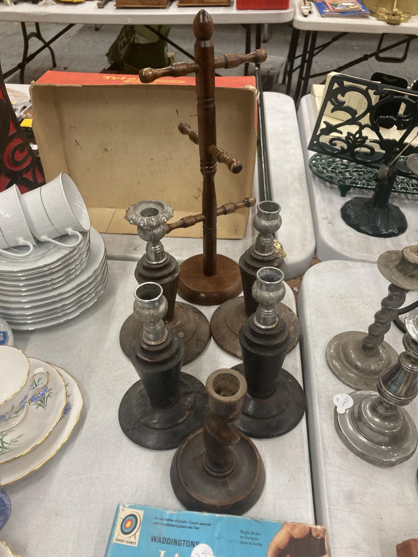 FIVE CANDLESTICKS TO INCLUDE FOUR WITH SILVER PLATED TOPS AND A MUG HOLDER