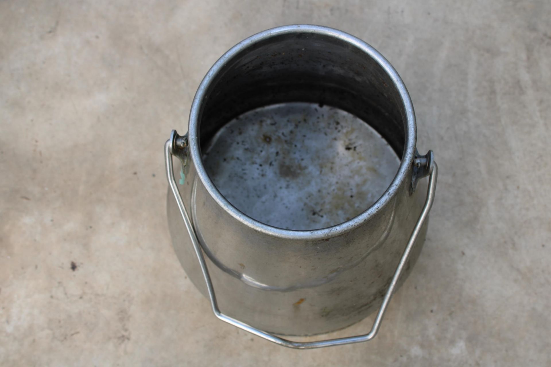 A HAND PAINTED STAINLESS STEEL MILKING BUCKET - Image 2 of 4