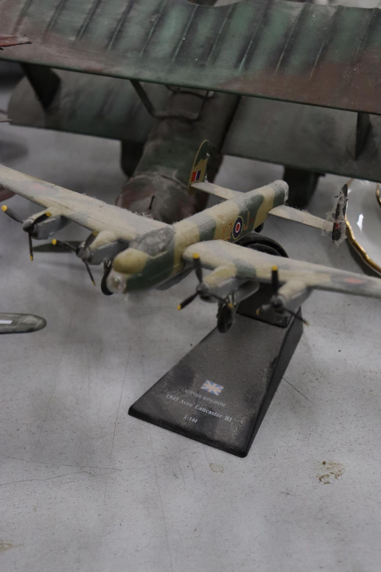 FOUR AEROPLANE MODELS TO INCLUDE TWO TIN PLATE PLUS AN AVRO LANCASTER AND A 1944 BOEING B-17F FLYING - Image 5 of 10