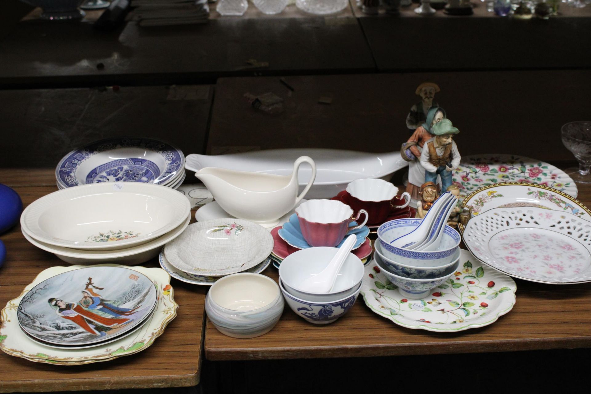 A LARGE QUANTITY OF CERAMICS TO INCLUDE ROYAL STUART CUPS, SAUCERS AND SIDE PLATESGOEBEL AND