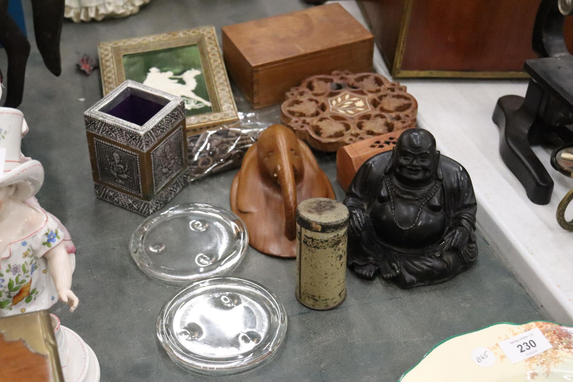 A MIXED LOT TO INCLUDE A LAUGHING BUDDHA, WOODEN TRINKET BOX AND A QUANITY OF KEYS ETC