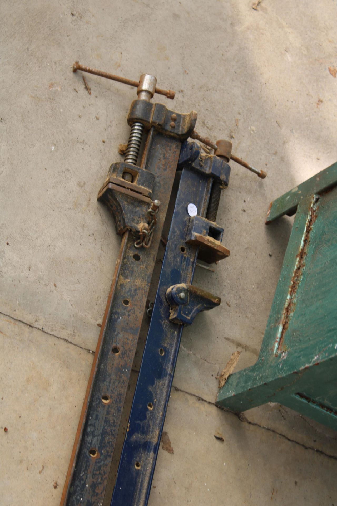 A PAIR OF HEAVY DUTY 5 FOOT METAL SASH CLAMPS - Image 2 of 2