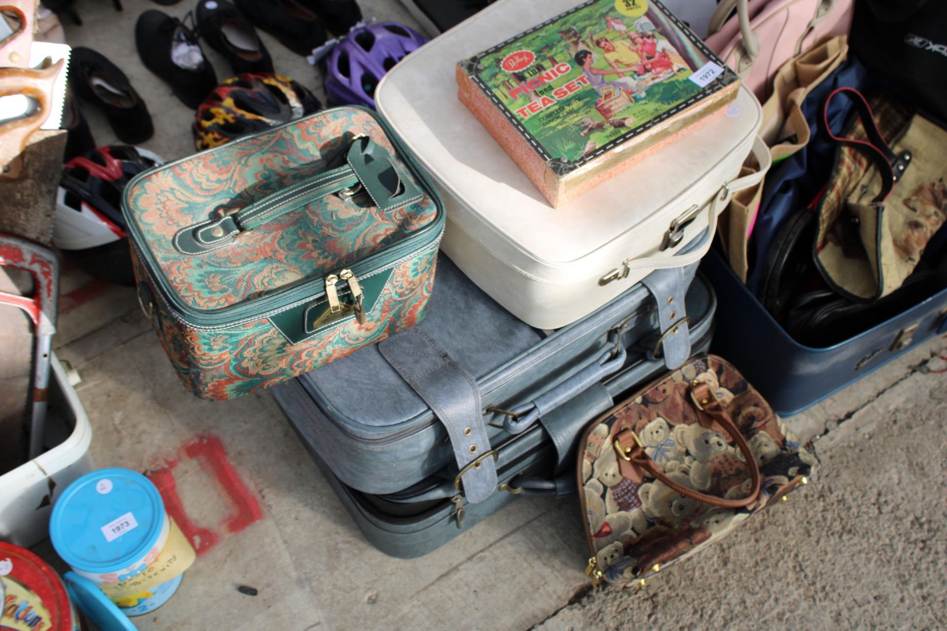 A LARGE ASSORTMENT OF BAGS AND SUITCASES ETC - Image 2 of 3