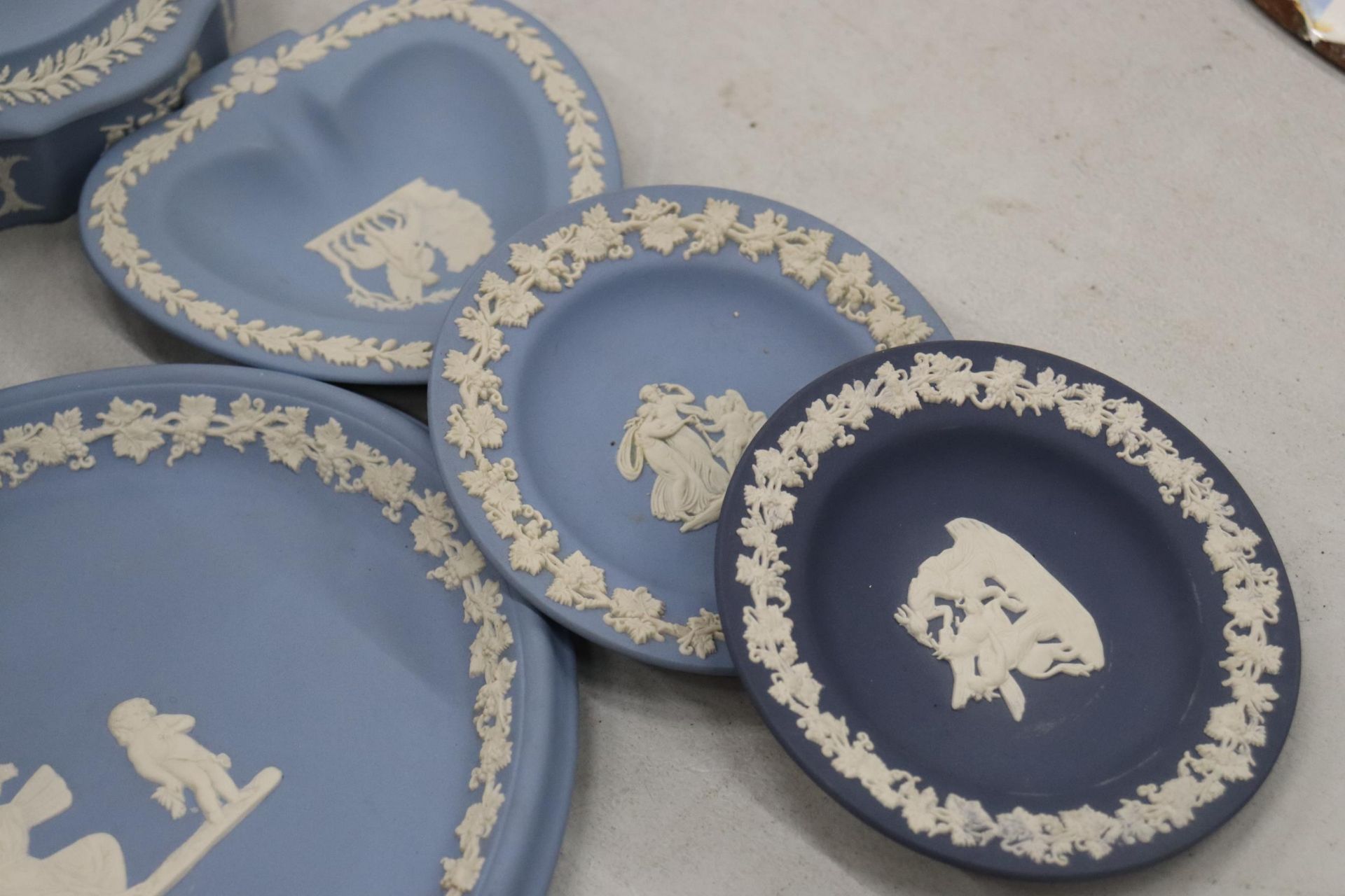 A COLLECTION OF JASPERWARE BLUE AND WHITE WEDGWOOD TO INCLUDE A BISCUIT BARREL, VASES, TINKET BOXES, - Image 7 of 11