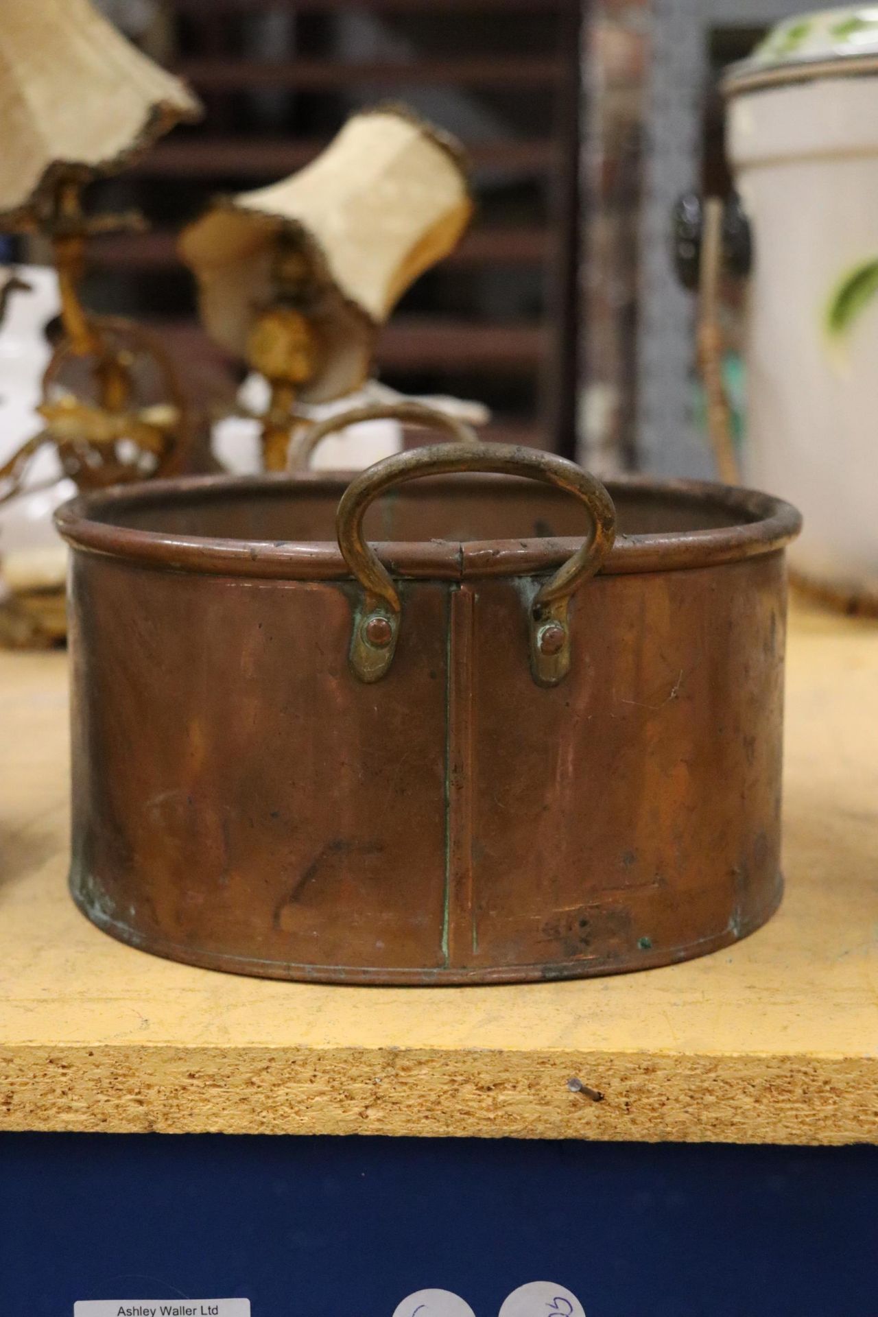 THREE PIECES OF VINTAGE COPPER TO INCLUDE A KETTLE, PLANTER AND BUCKET - Image 6 of 8