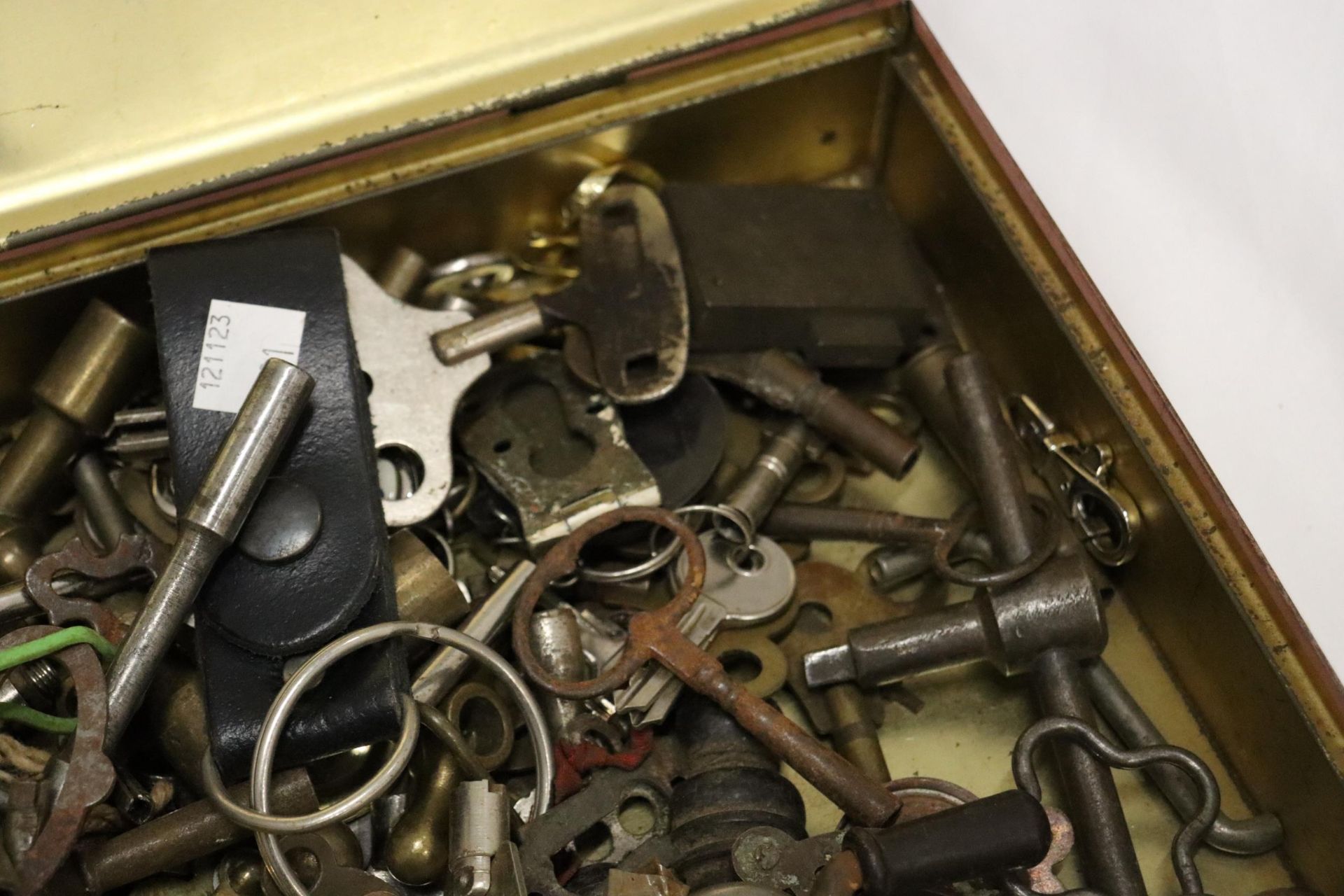 A LARGE QUANTITY OF VINTAGE FURNITURE AND CLOCK KEYS - Image 8 of 10