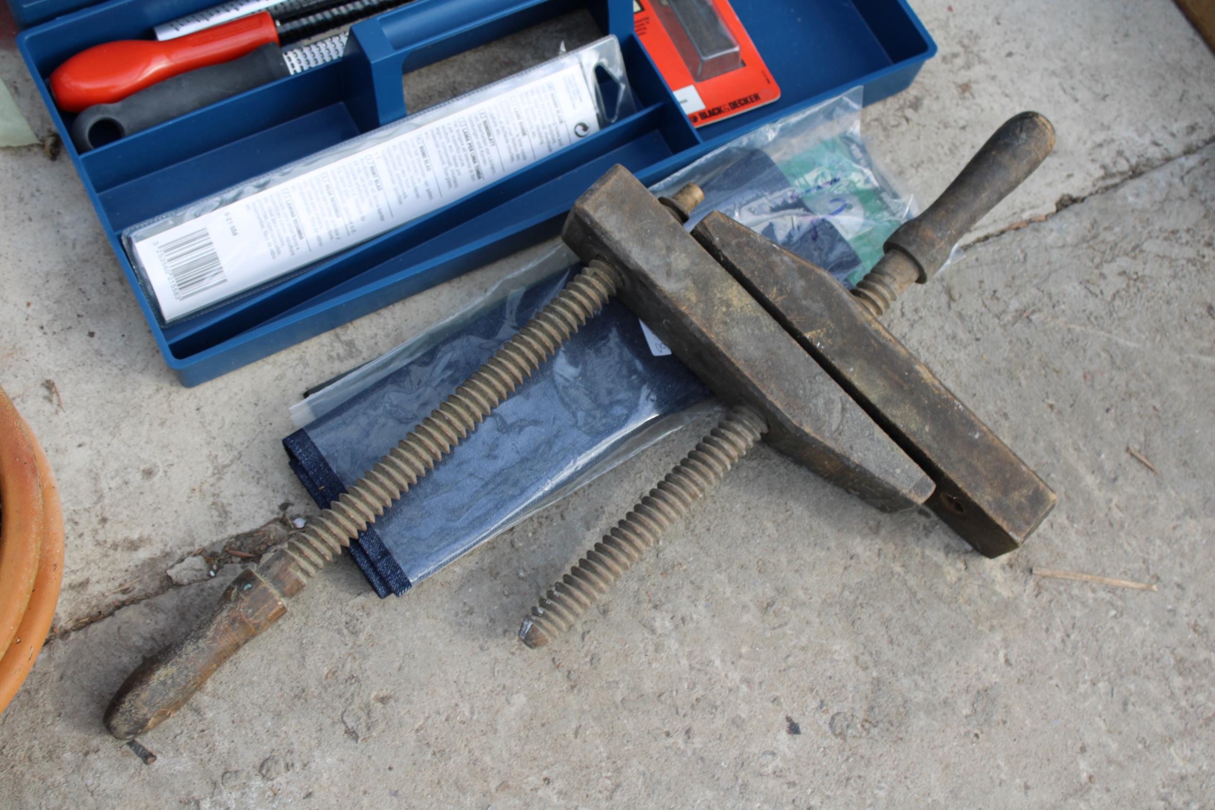 A PLASTIC TOOL BOX WITH AN ASSORTMENT OF TOOLS TO INCLUDE FILES AD A SHAVING PLANE ETC - Image 3 of 3