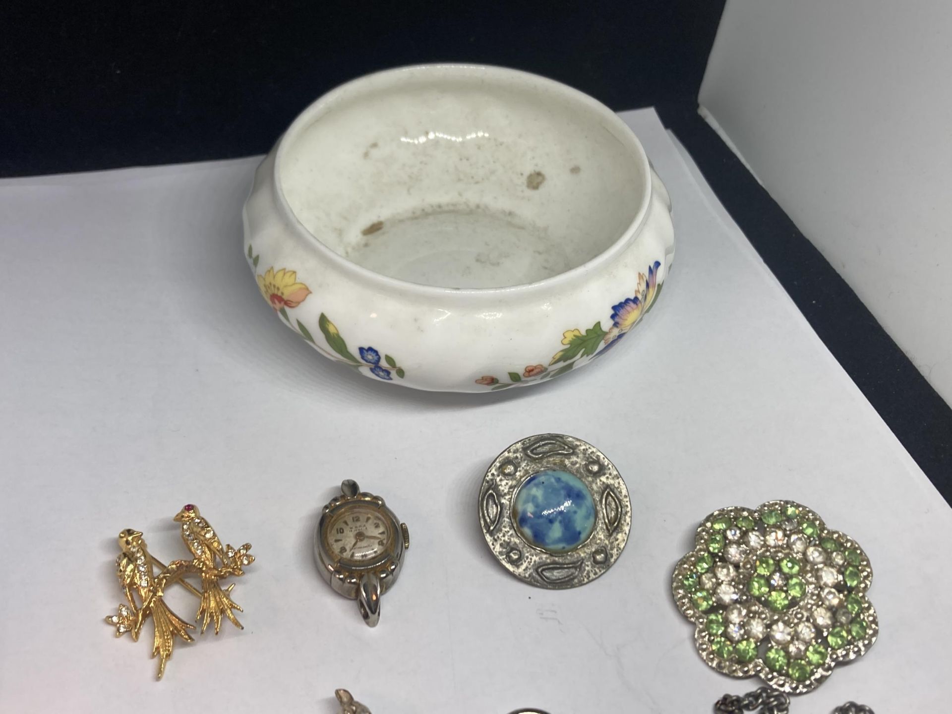 A QUANTITY OF COSTUME JEWELLERY TO INCLUDE BROOCHES, RING, NECKLACE ETC IN A AYNSLEY DISH - Image 2 of 4