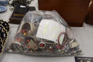 A LARGE QUANTITY OF MIXED COSTUME JEWELLERY AND BEADS / 10KG TOTAL