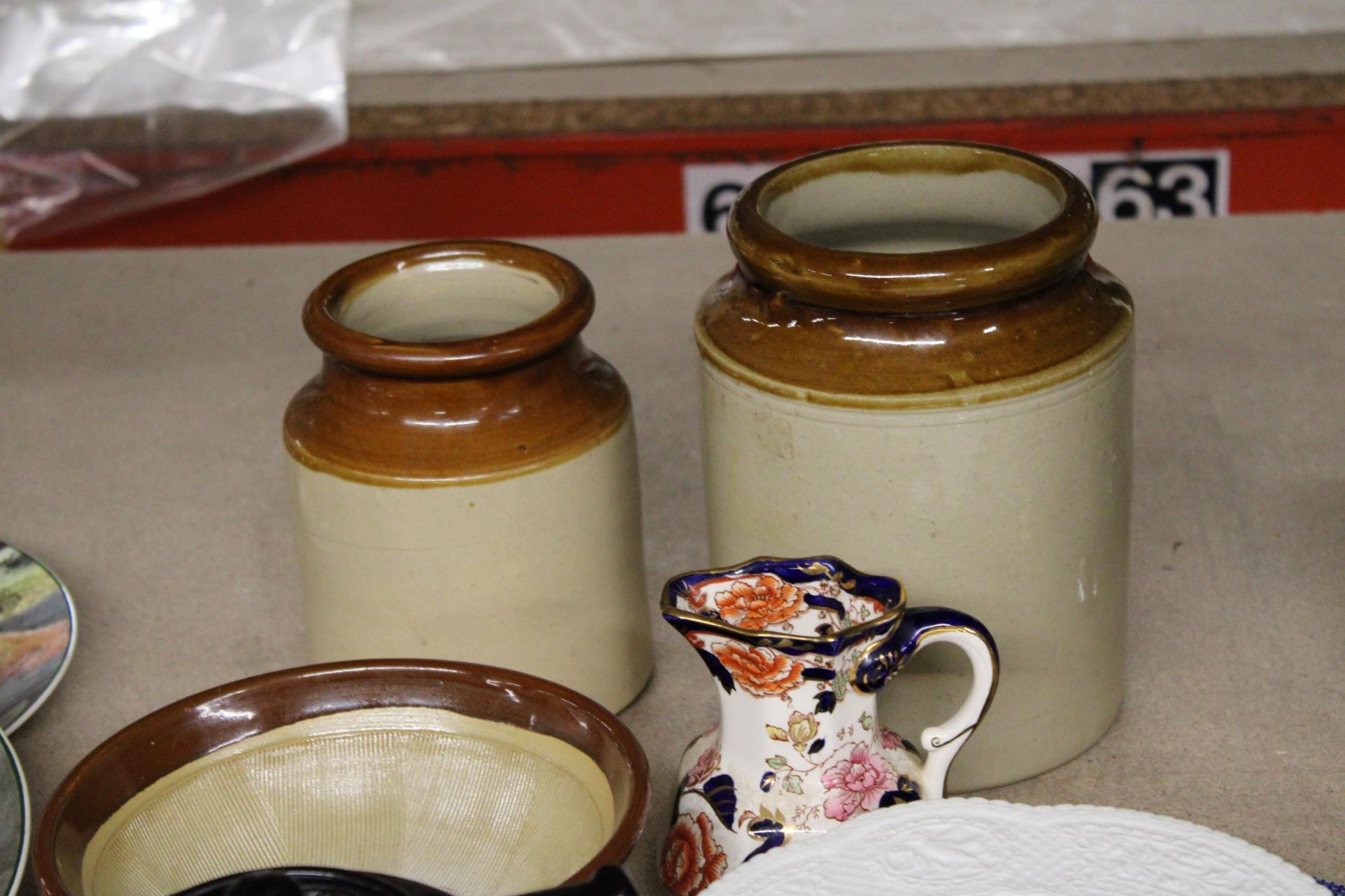 A QUANTITY OF CERAMICS TO INCLUDE A VINTAGE BLACK TEAPOT, STONEWARE JARS AND A BOWL, A MASON'S ' - Image 3 of 5