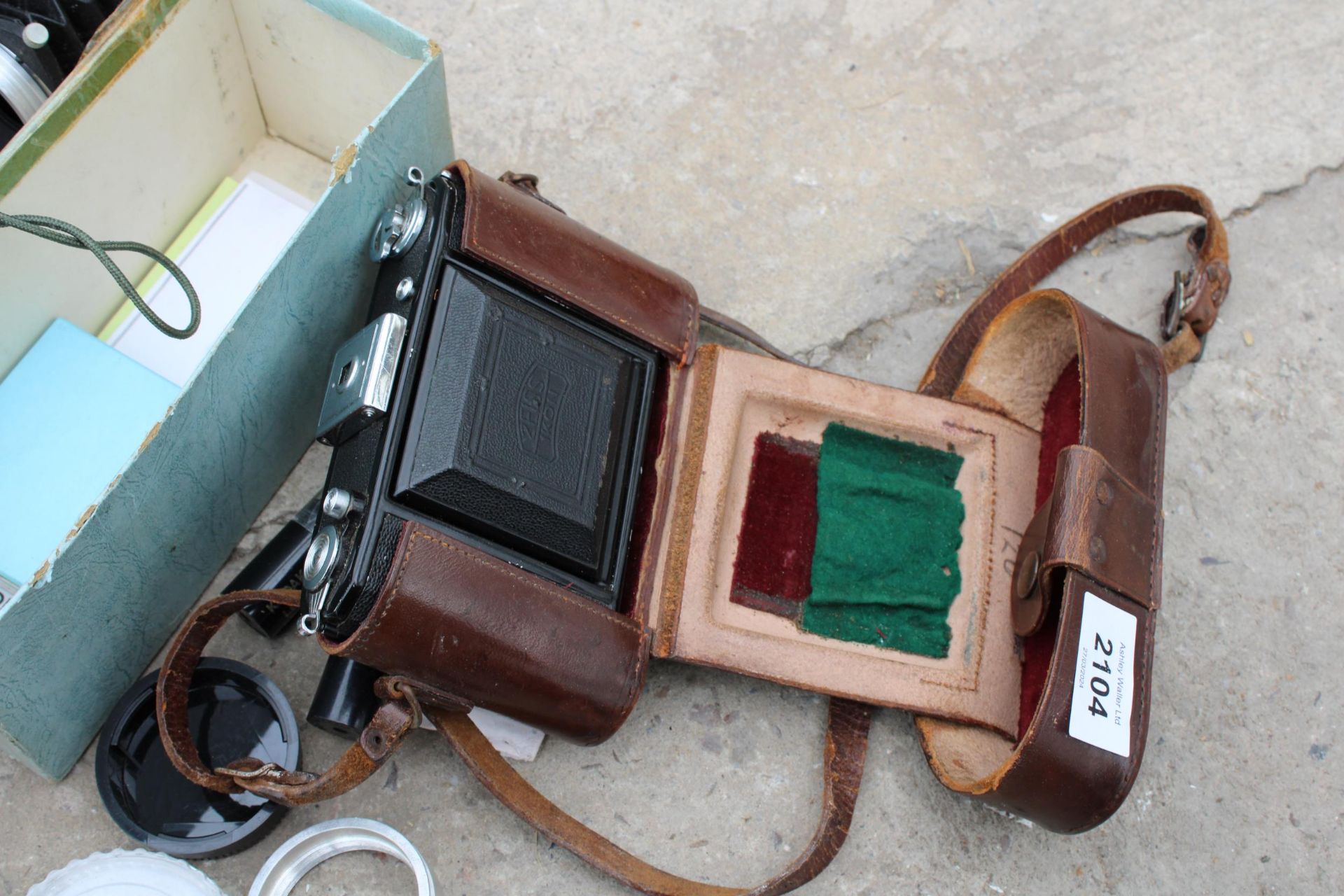 AN ASSORTMENT OF ITEMS TO INCLUDE CAMERAS AND BINOCULARS ETC - Image 8 of 8