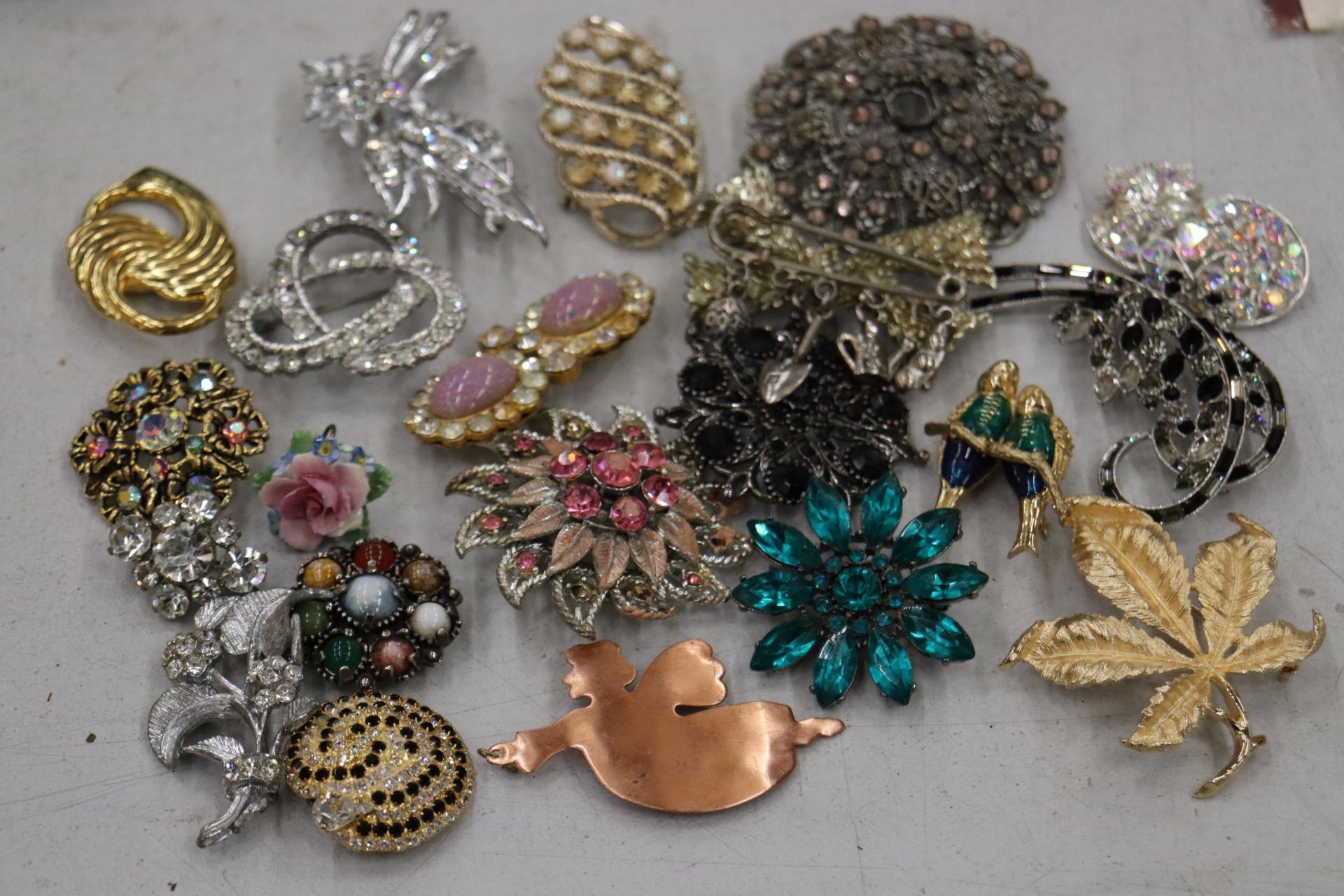A QUANTITY OF VINTAGE BROOCHES - 21 IN TOTAL - Image 7 of 7