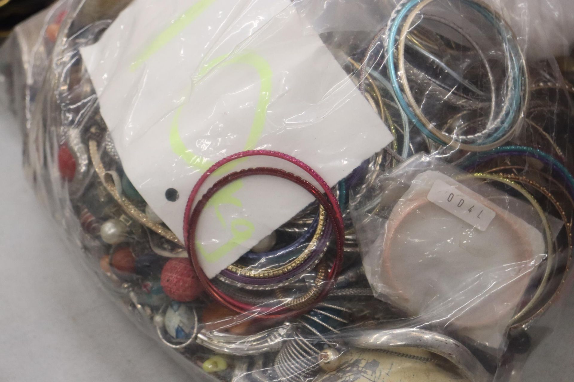 A LARGE QUANTITY OF MIXED COSTUME JEWELLERY AND BEADS / 10KG TOTAL - Image 4 of 9