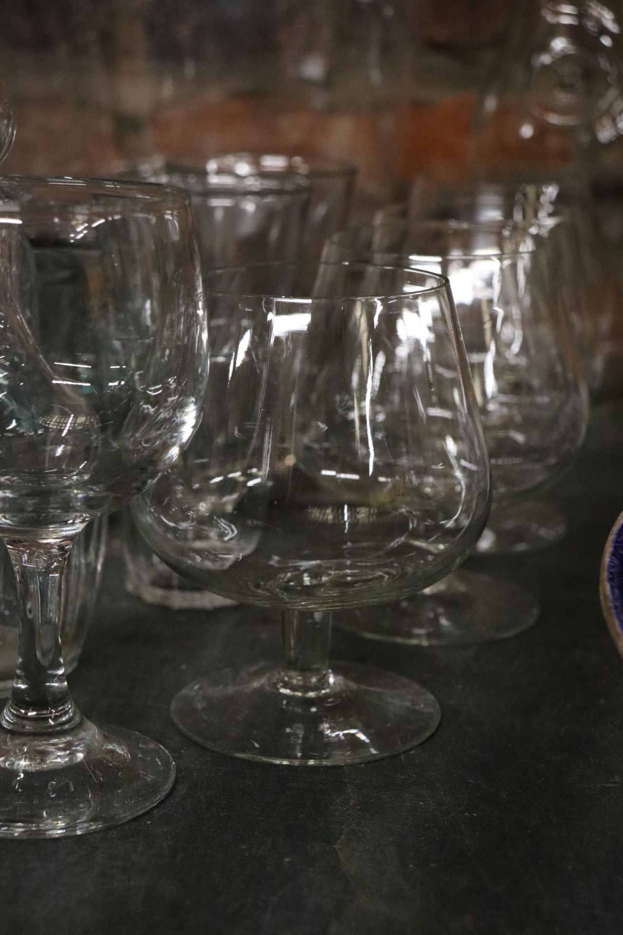 A QUANTITY OF GLASSWARE TO INCLUDE A LARGE FOOTED BOWL, GLASSES, TANKARDS, TUMBLERS, ETC - Image 7 of 12