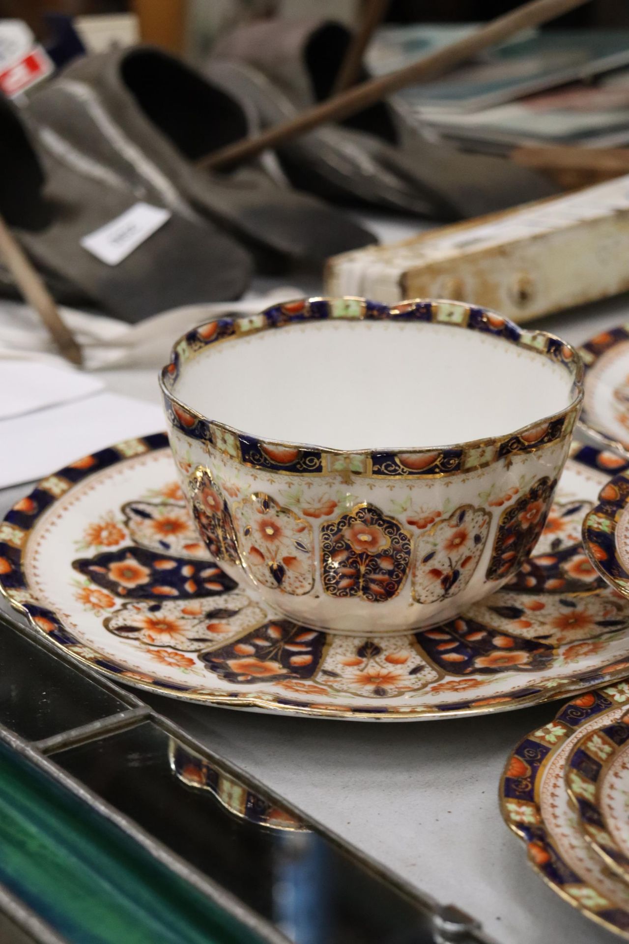 AN ANTIQUE 'COURT CHINA' TEASET TO INCLUDE CAKE PLATES, CUPS, SAUCERS, SIDE PLATES AND A SUGAR BOWL - Bild 5 aus 9