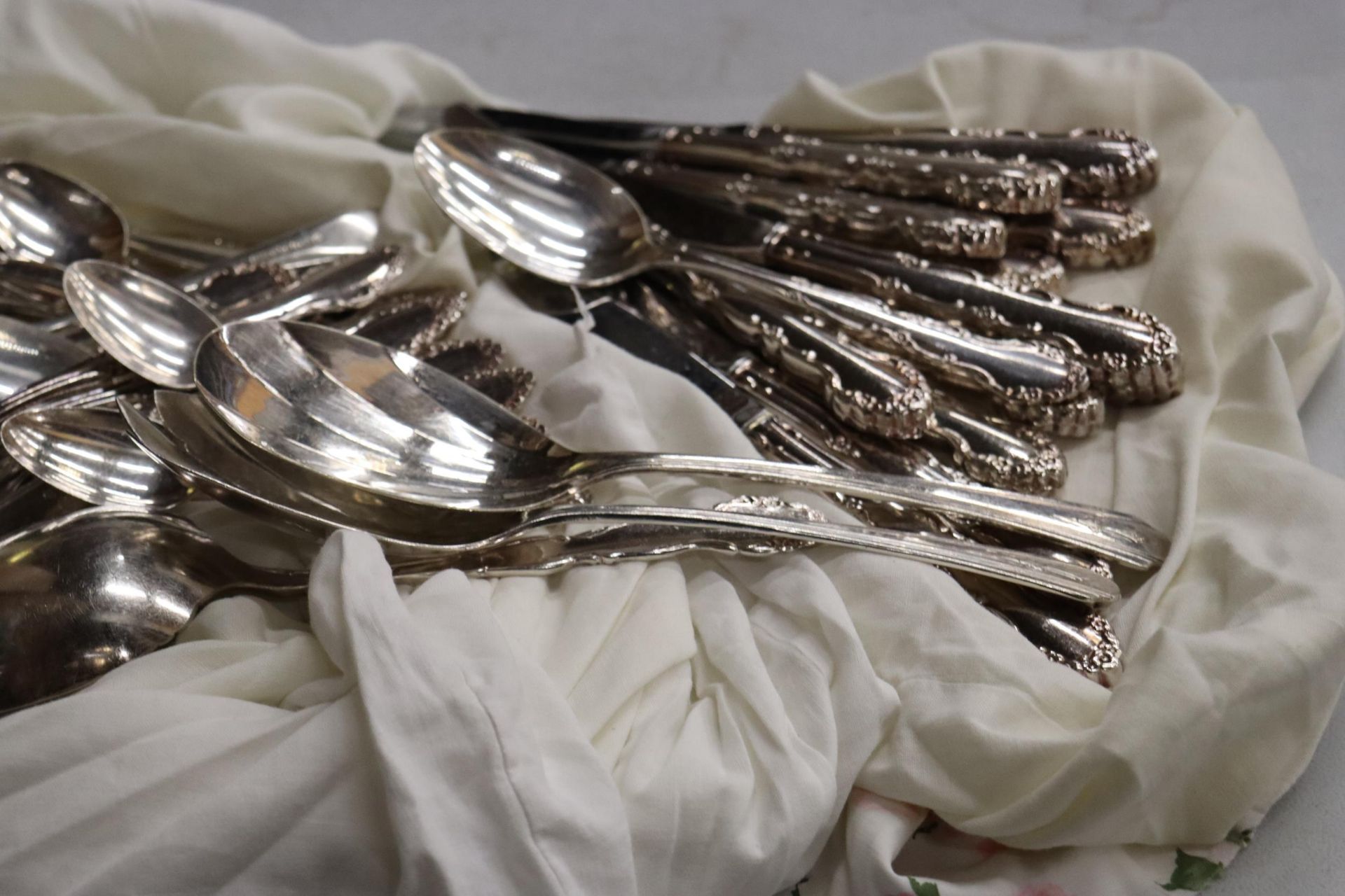 A QUANTITY OF FLATWARE, KNIVES, FORKS AND SPOONS - Image 8 of 9