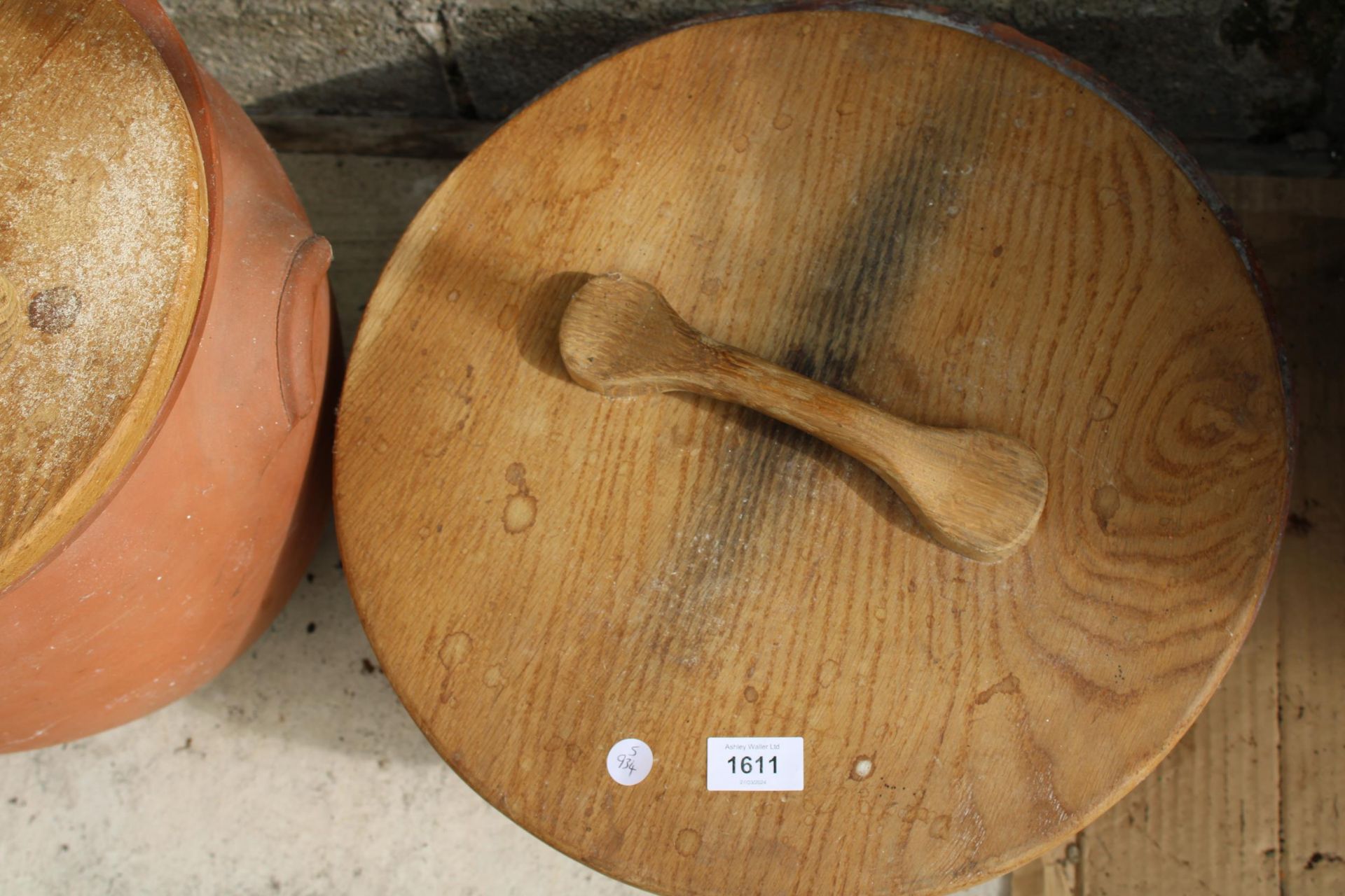 A LIDDED TERRACOTTA STORAGE POT - Image 3 of 3