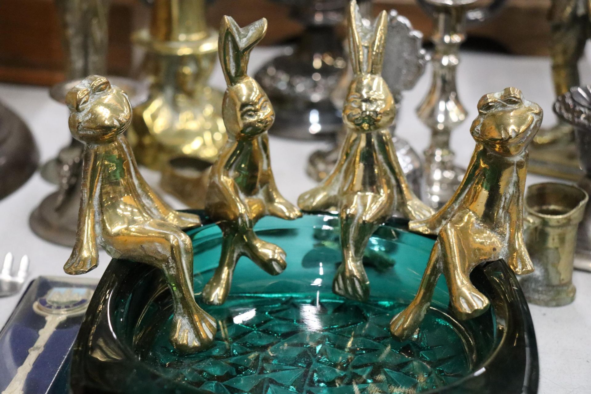 A QUANTITY OF BRASS AND SILVER PLATE TO INCLUDE A HEAVY POACHER FIGURE, CANDLESTICKS, ANIMAL - Image 4 of 15
