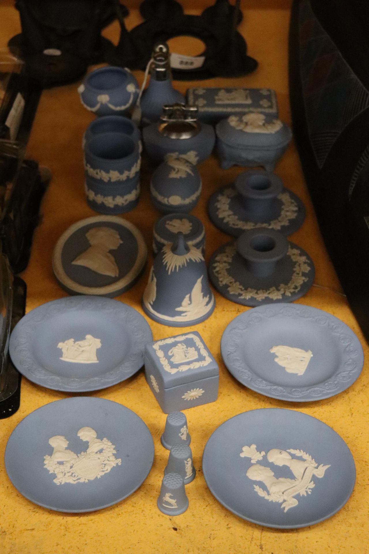 A COLLECTION OF WEDGWOOD POWDER BLUE JASPERWARE TO INCLUDE TABLE LIGHTERS, CANDLESTICKS, PIN