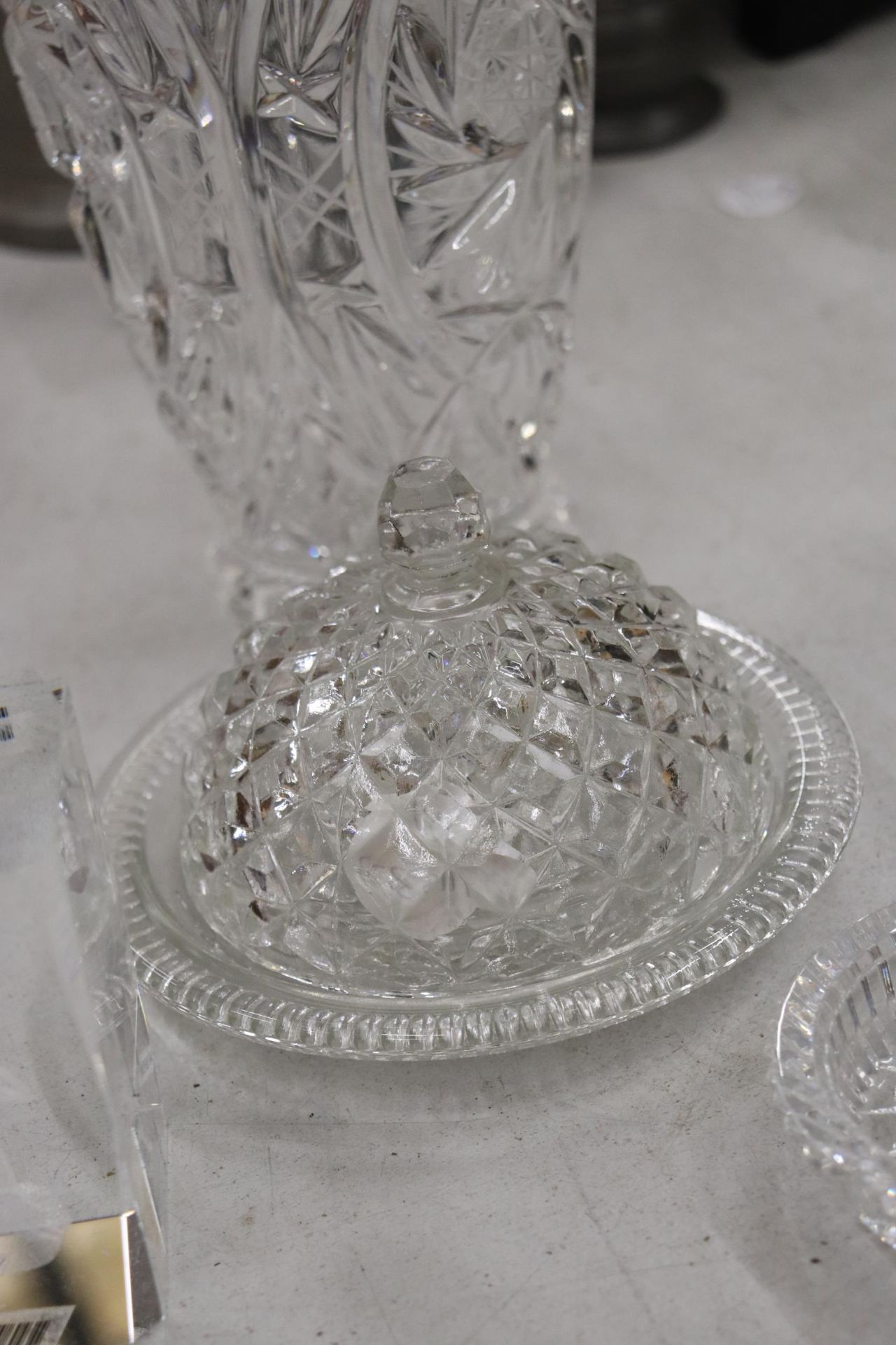 A QUANTITY OF GLASSWARE TO INCULDE RING TRINKET, CANDLESTICK, COUNTRY ARTIST CRYSTAL TREASURES ETC - Image 9 of 10