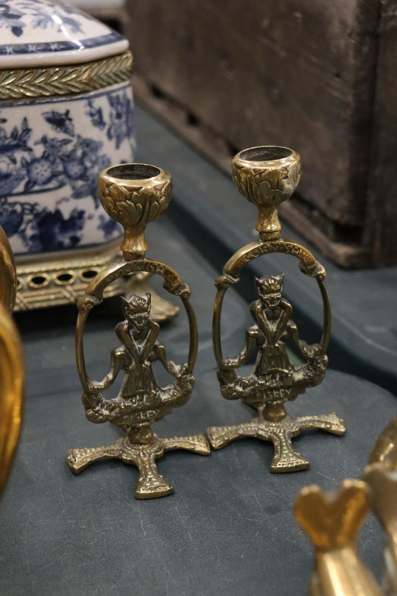 A COLLECTION OF BRASS ITEMS TO INCLUDE BOWLS, CANDLESTICKS, ANIMAL FIGURES, ETC - Image 9 of 9
