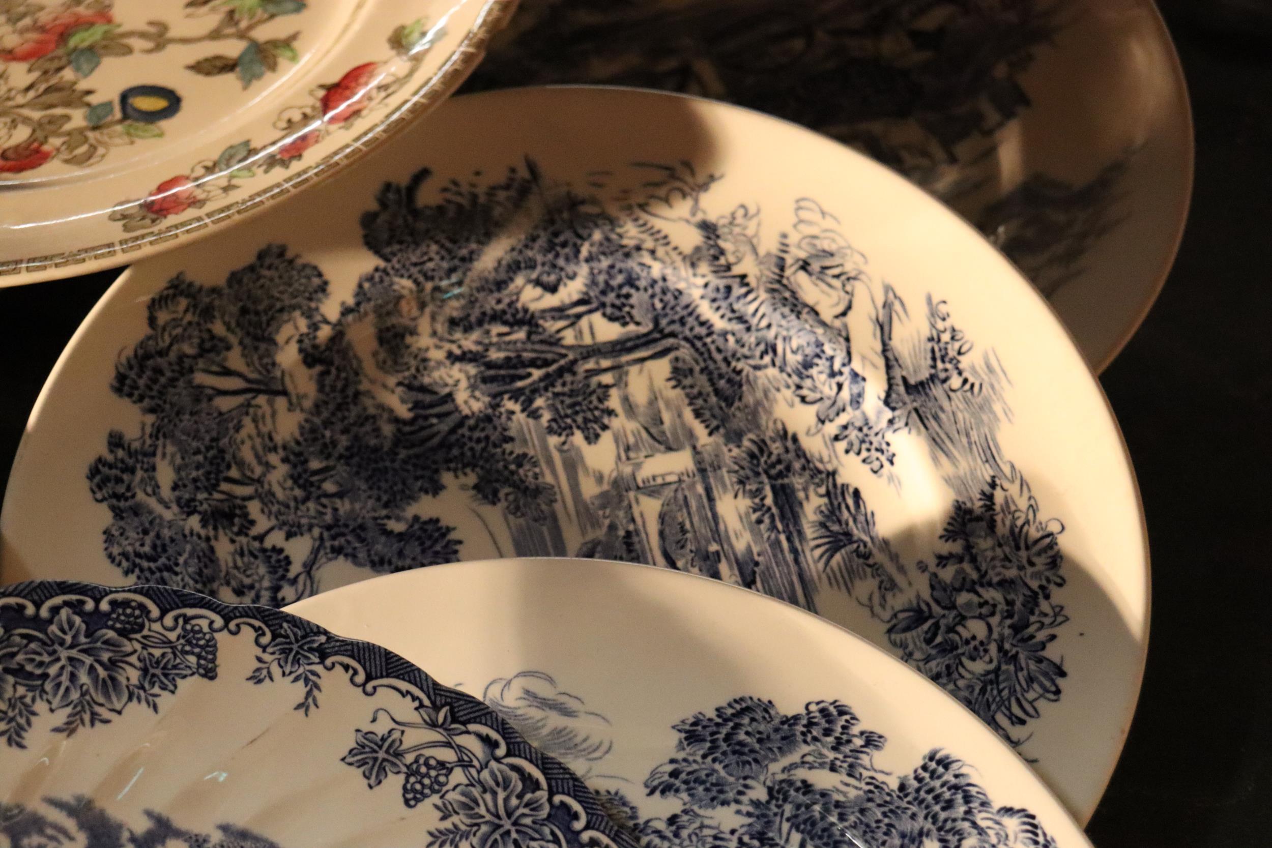 A COLELCTION OF BLUE AND WHITE PLATES TO INCLUDE WEDGWOOD, WILLOW PATTERN, ETC - Image 6 of 12