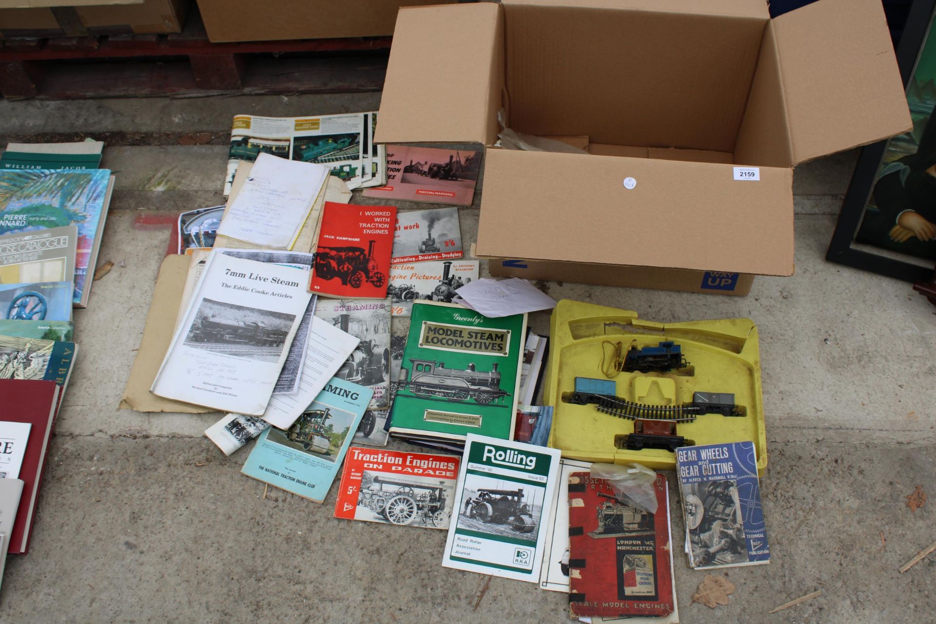 AN ASSORTMENT OF MODEL TRAIN ITEMS AND A LARGE QUANTITY OF BOOKS AND BOOKLETS ON MODEL TRAINS