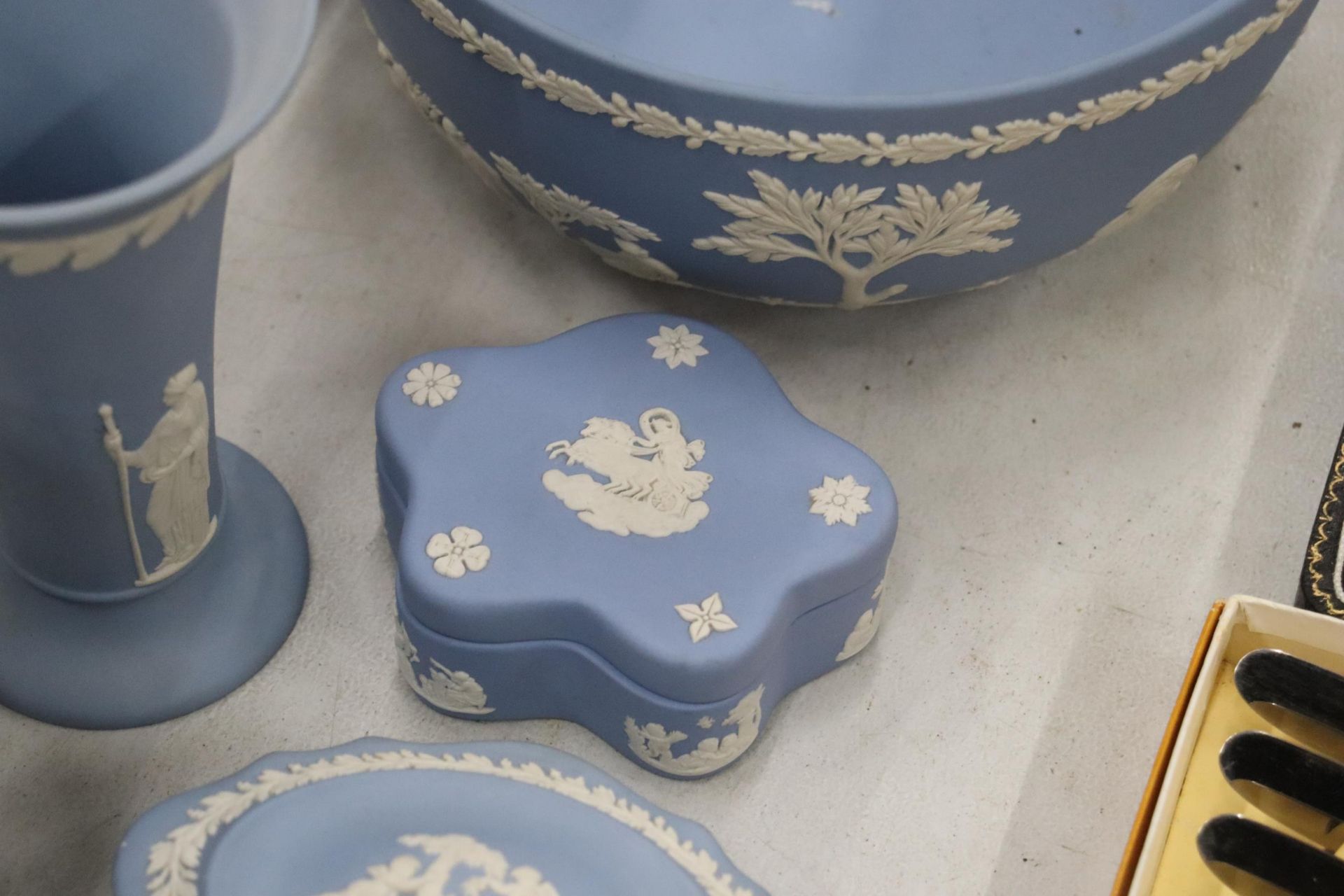 A COLLECTION OF JASPERWARE BLUE AND WHITE WEDGWOOD TO INCLUDE A BISCUIT BARREL, VASES, TINKET BOXES, - Image 8 of 11