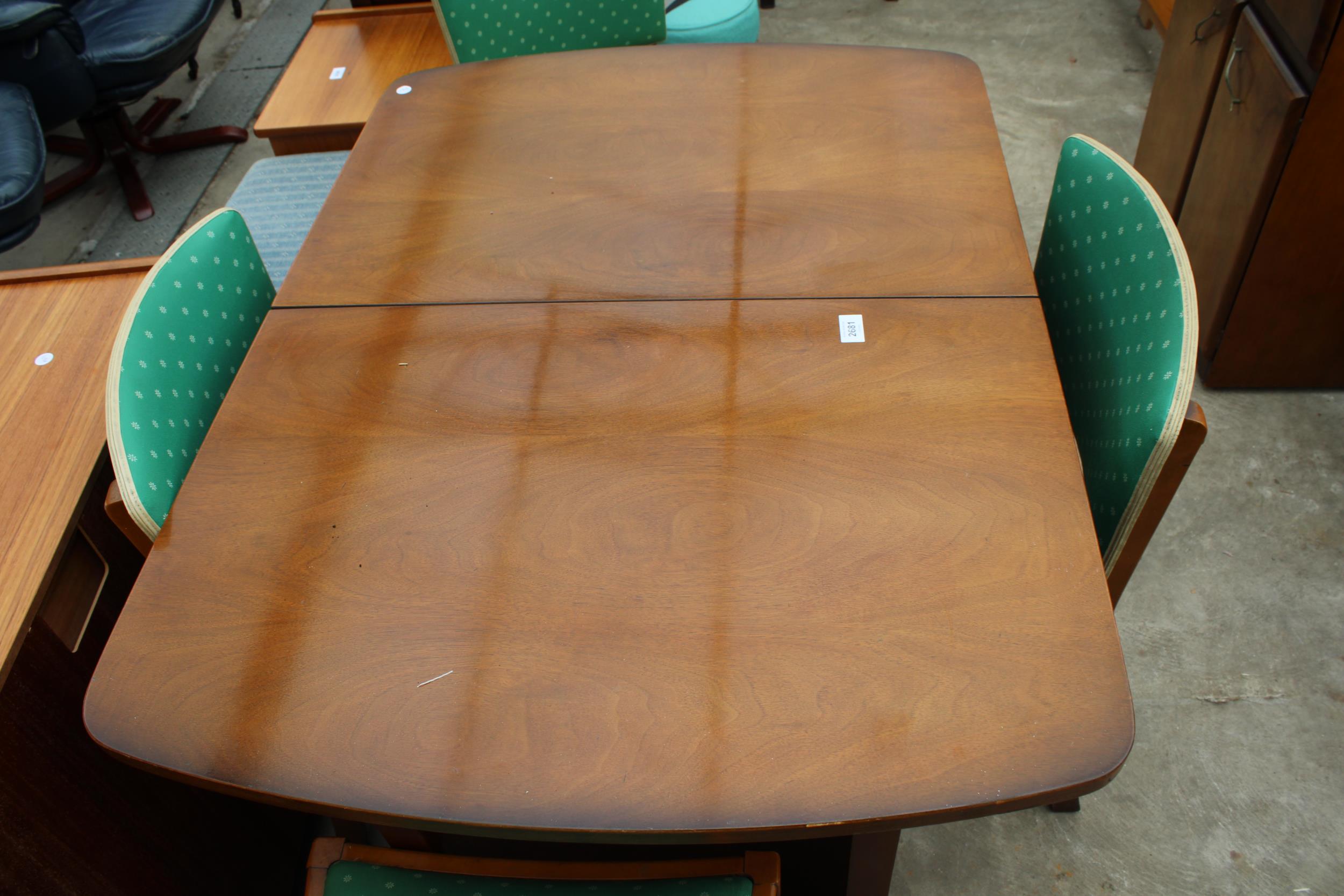 A MID 20TH CENTURY WALNUT EXTENDING DINING TABLE AND FOUR CHAIRS - Image 5 of 5