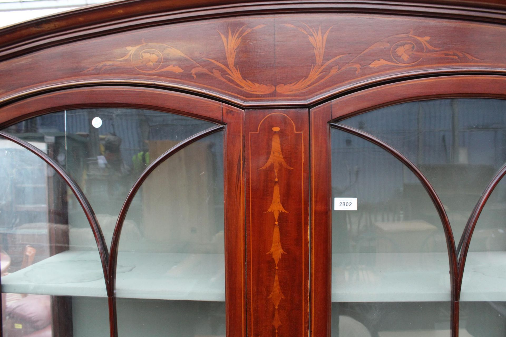AN EDWARDIAN MAHOGANY AND INLAID TWO DOOR DISPLAY CABINET 51" WIDE - Bild 4 aus 5