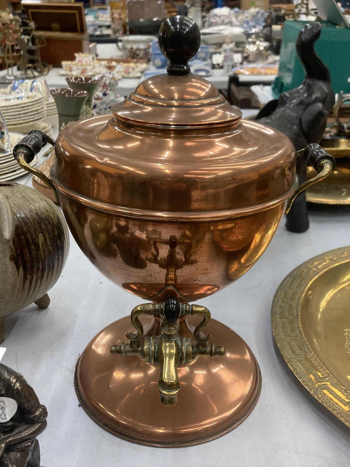 AN EARLY 20TH CENTURY COPPER AND BRASS SAMOVAR