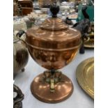 AN EARLY 20TH CENTURY COPPER AND BRASS SAMOVAR