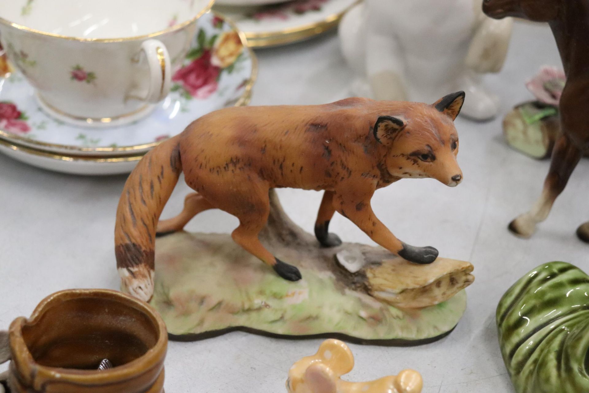 A COLLECTION OF CERAMIC ANIMALS AND FIGURES TO INCLUDE A SYLVAC DOG WITH SLIPPER, CONTINENTAL - Image 4 of 12