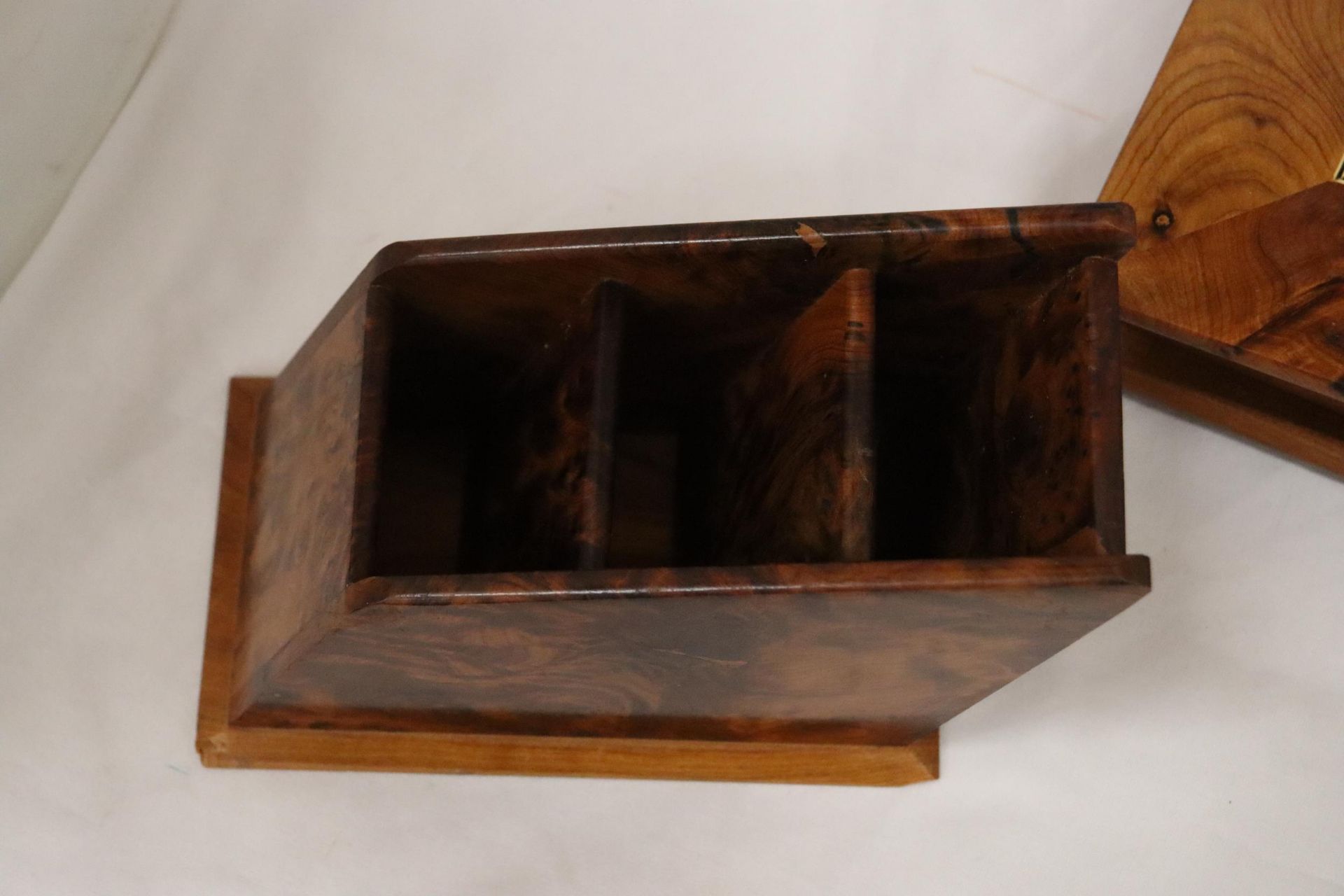 A THUYA WOODEN BOX WITH FOUR COMPARTMENTS TOGETHER WITH A WOODEN DESK TIDY AND PUZZLE BOX - Bild 2 aus 8