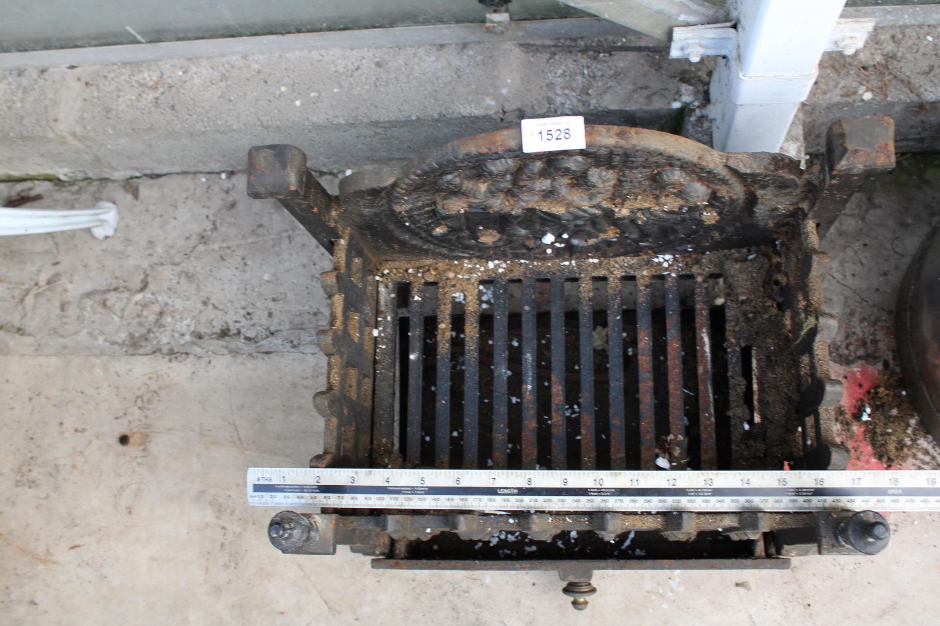 A VINTAGE AND DECORATIVE CAST IRON FIRE GRATE WITH ASH TRAY - Image 3 of 4
