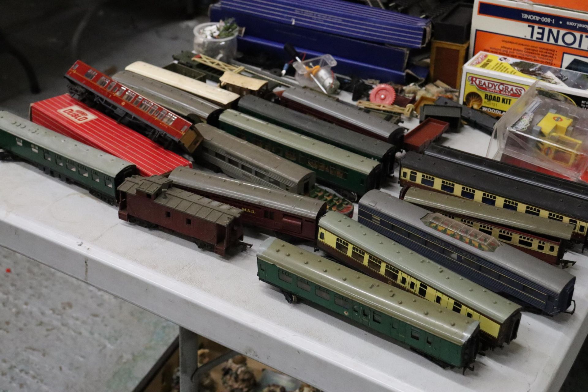 A LARGE QUANTITY OF MODEL RAILWAY ITEMS TO INCLUDE RAILWAY CARRIAGES, HORNBY, ETC, TRAIN TRACK, - Bild 3 aus 16