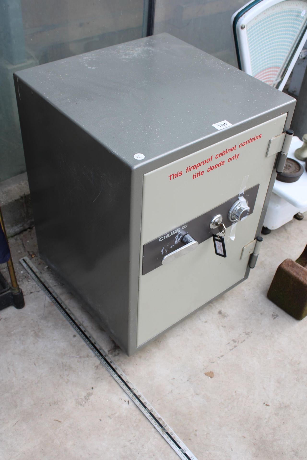 A CHUBB FIREPROOF SAFE COMPLETE WITH KEY - Bild 2 aus 6