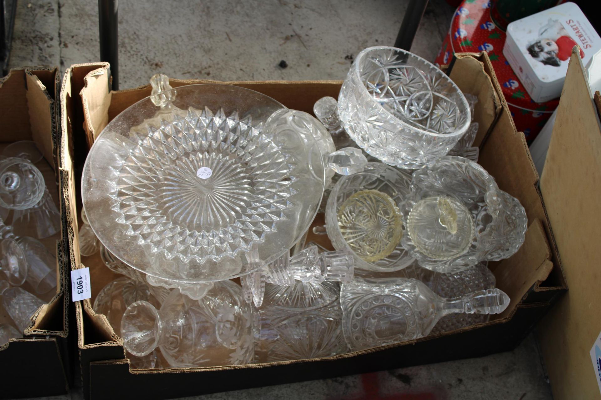 A LARGE ASSORTMENT OF GLASS WARE TO INCLUDE WINE GLASSES, A CAKE PLATE AND VASES ETC - Image 2 of 3