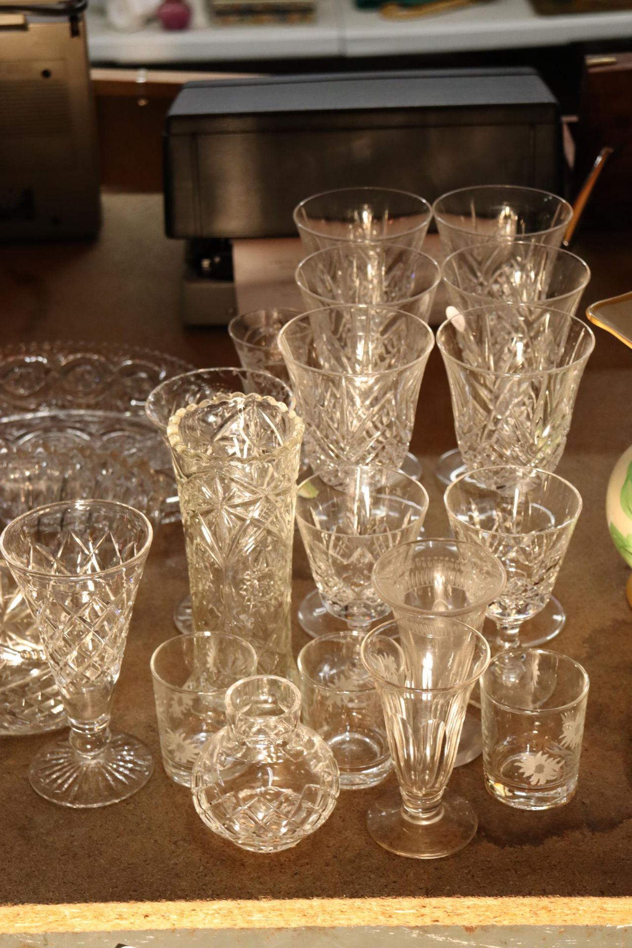 A QUANTITY OF GLASSES TO INCLUDE WINE GLASSES, VASES, BOWLS, ETC - Image 3 of 12