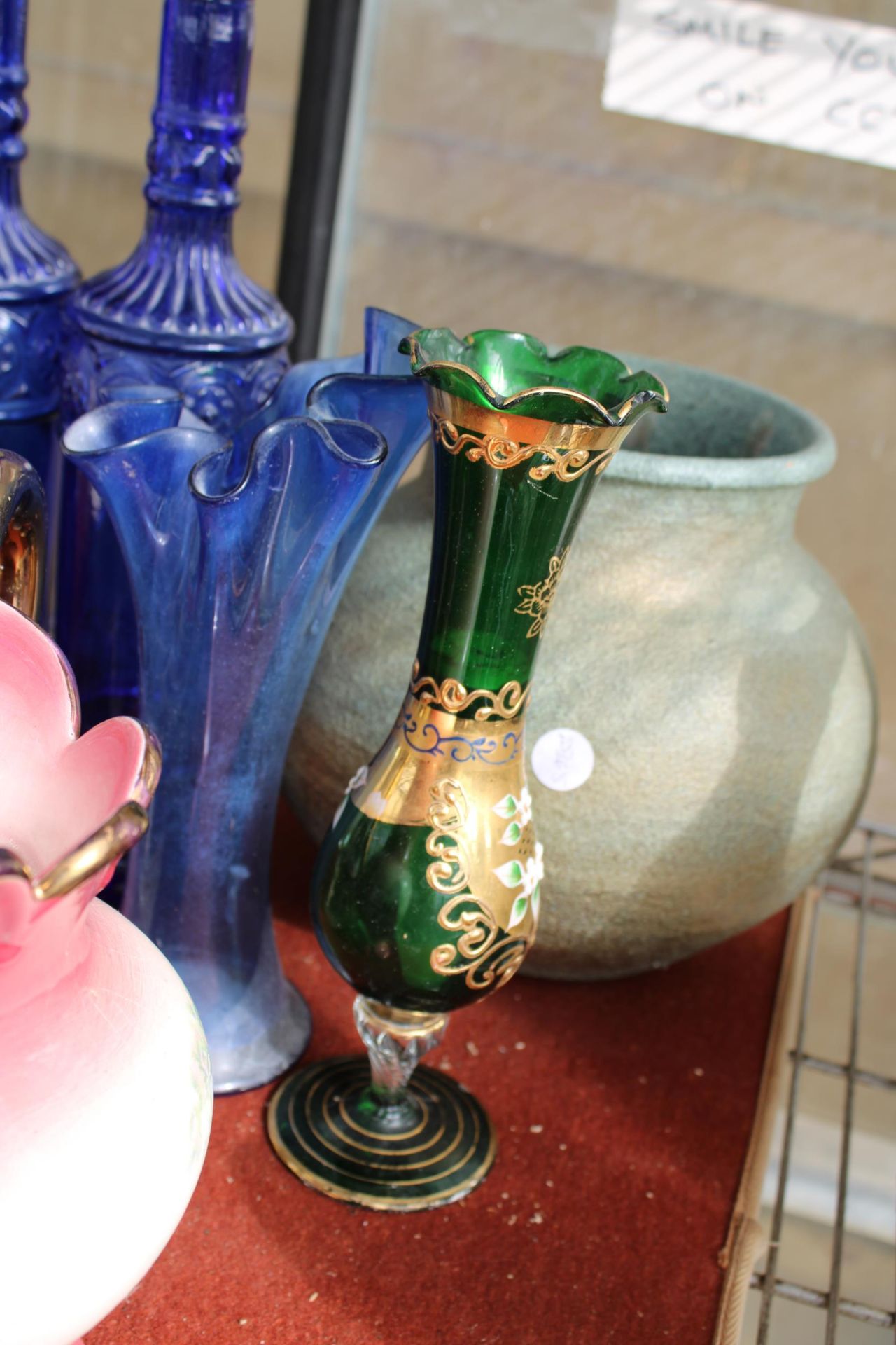 AN ASSORTMENT OF GLASS AND CERAMIC ITEMS TO INCLUDE BOTTLES, VASES AND A JUG ETC - Image 4 of 4