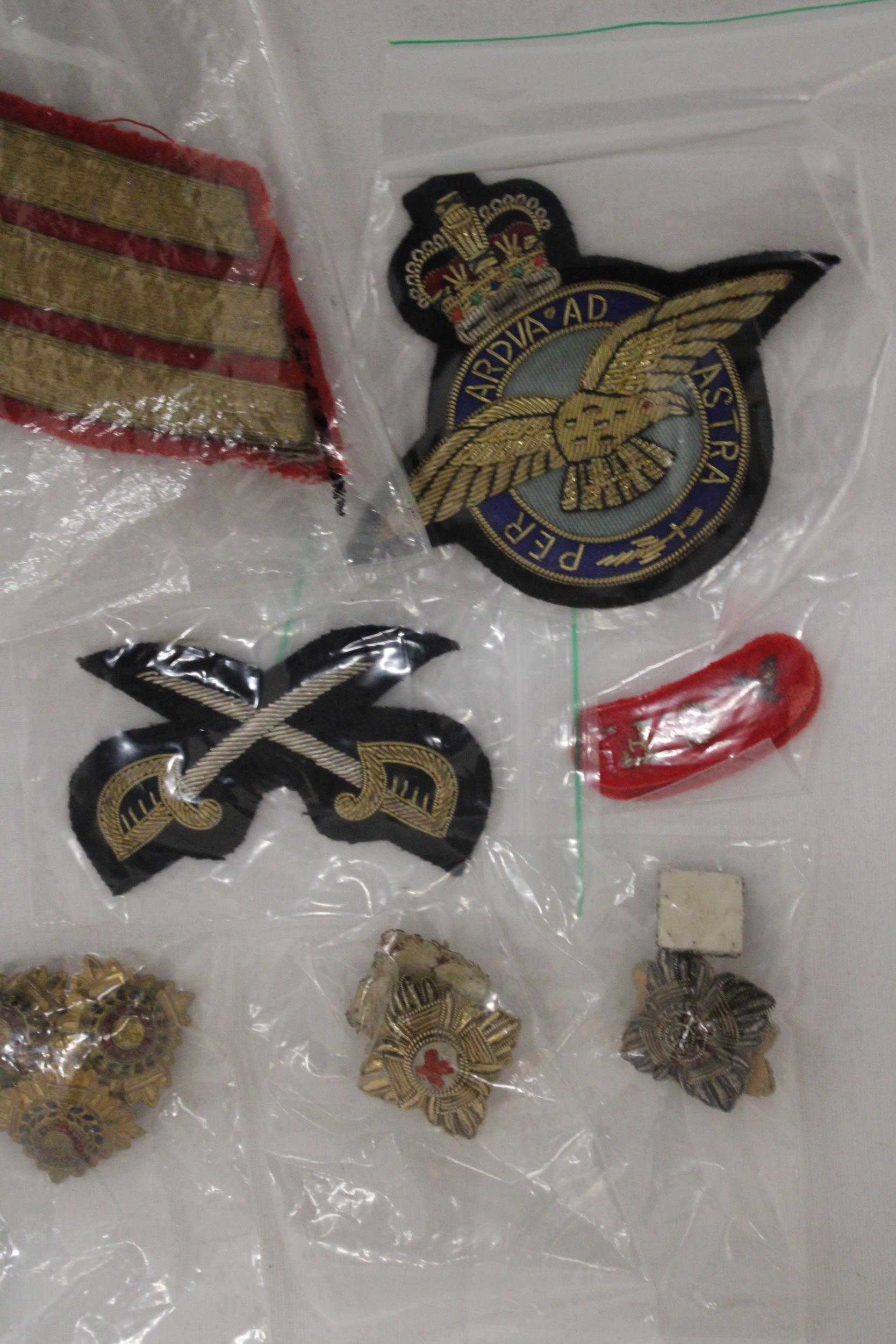 A QUANTITY OF MILITARY CLOTH BADGES AND PIPS - Image 2 of 5