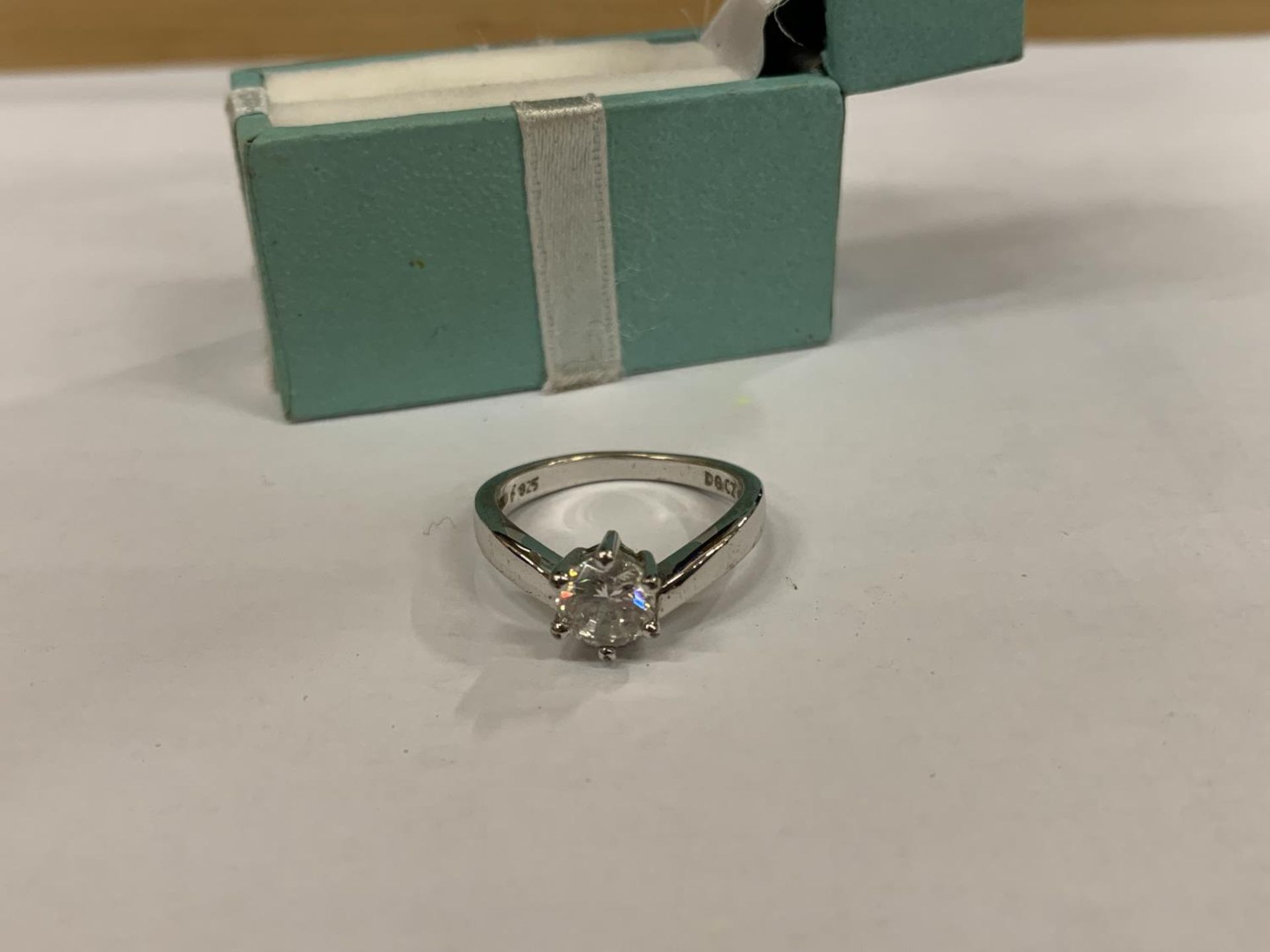 A SILVER SOLITAIRE RING IN A PRESENTATION BOX - Image 3 of 4