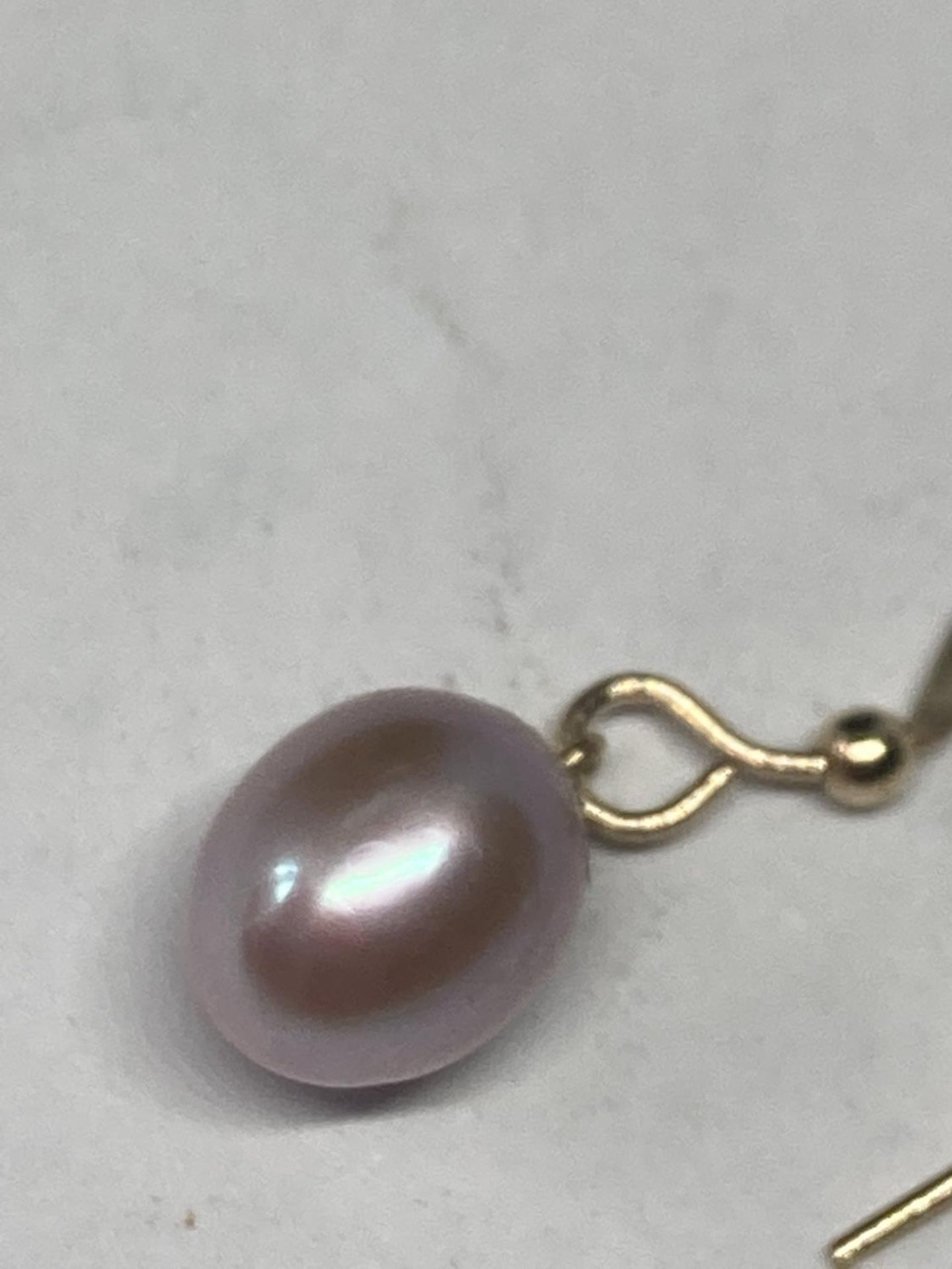 A PAIR OF 14K PEARL EARRINGS GROSS WEIGHT 1.35 GRAMS - Image 3 of 3