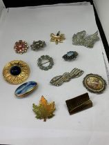 A QUANTITY OF BROOCHES