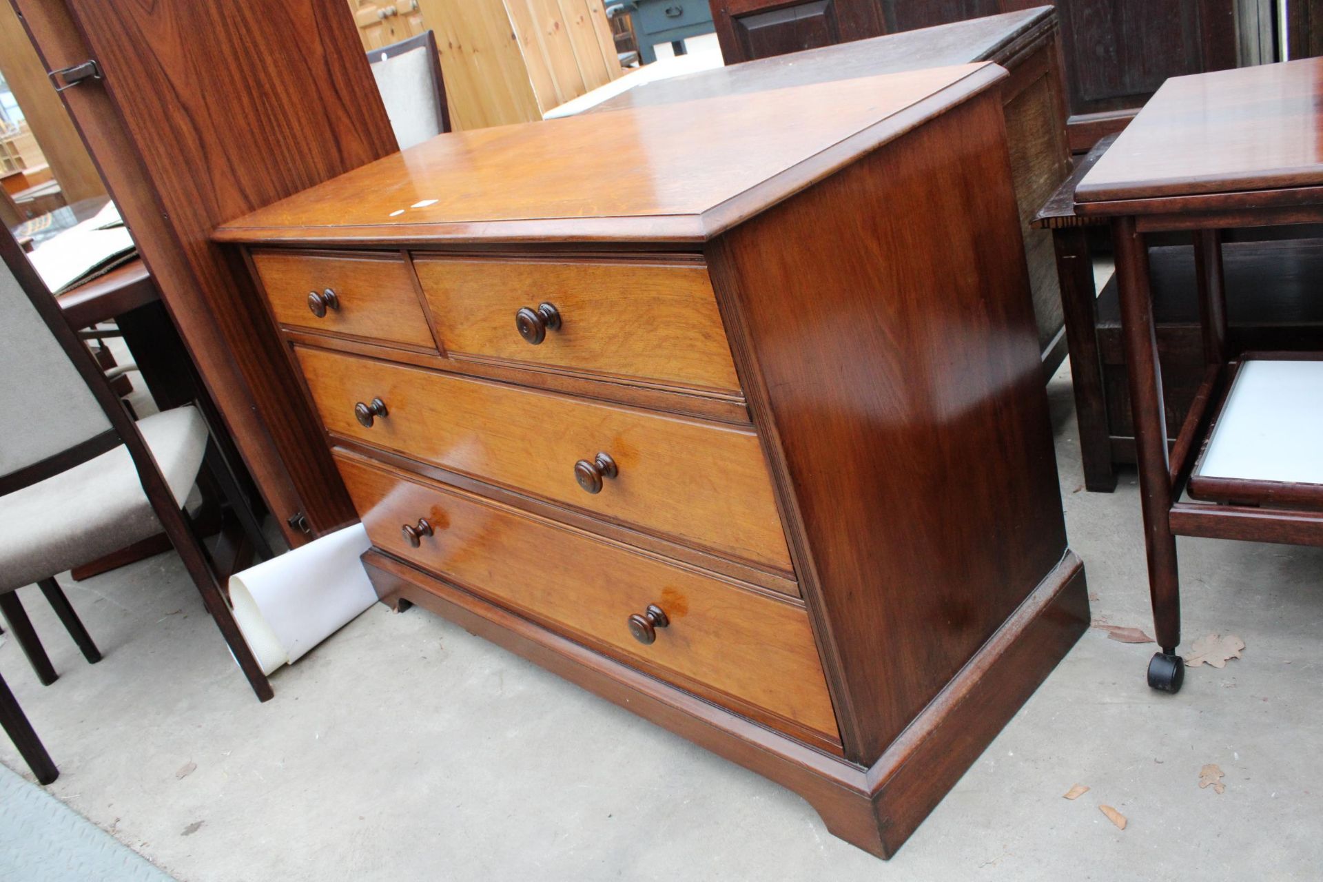 A VICTORIAN OAK CHEST OF TWO SHORT AND TWO LONG DRAWERS, 48" WIDE - Bild 2 aus 8