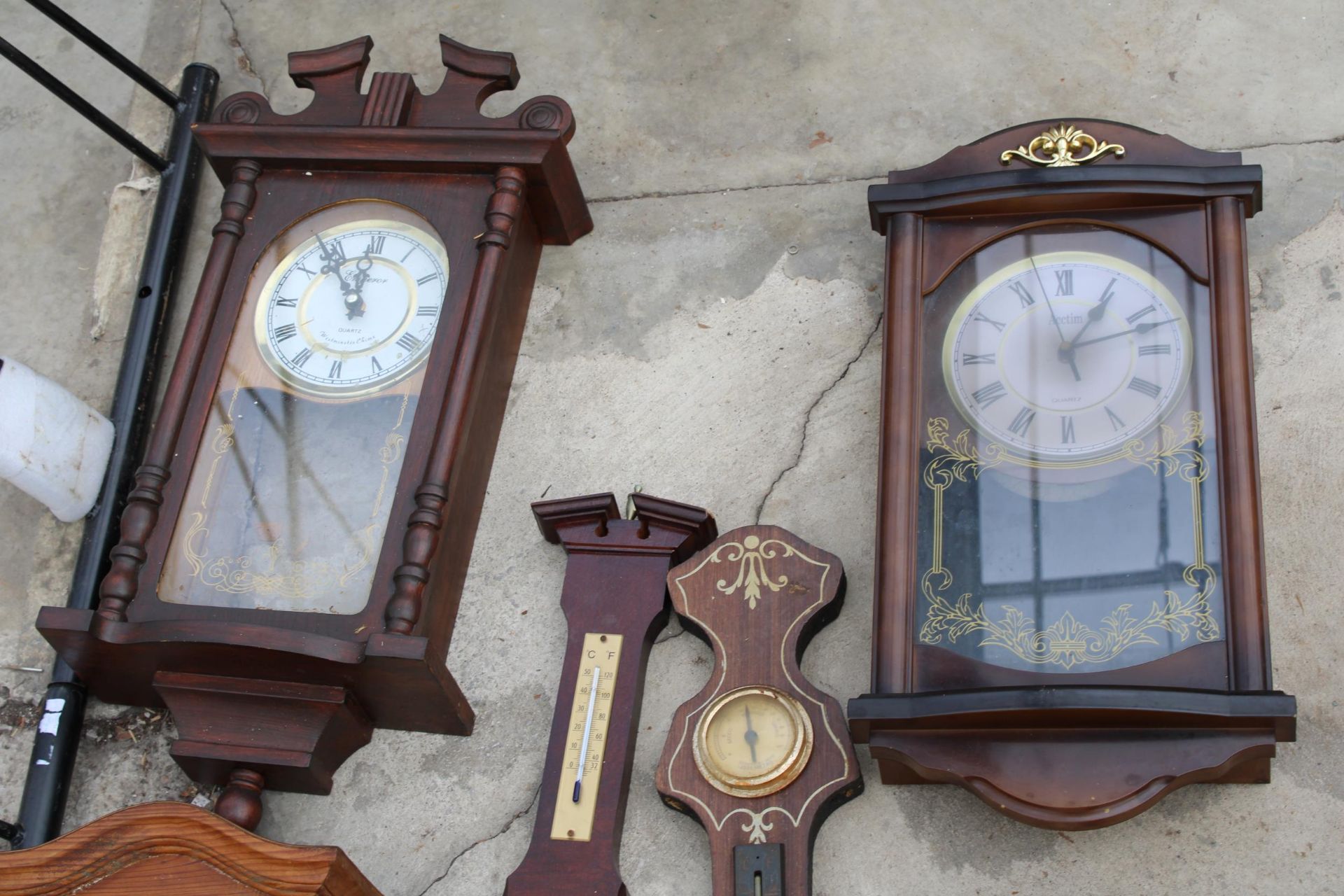 AN ASSORTMENT OF VARIOUS ITEMS TO INCLUDE CLOCKS AND BAROMETERS ETC - Image 4 of 4