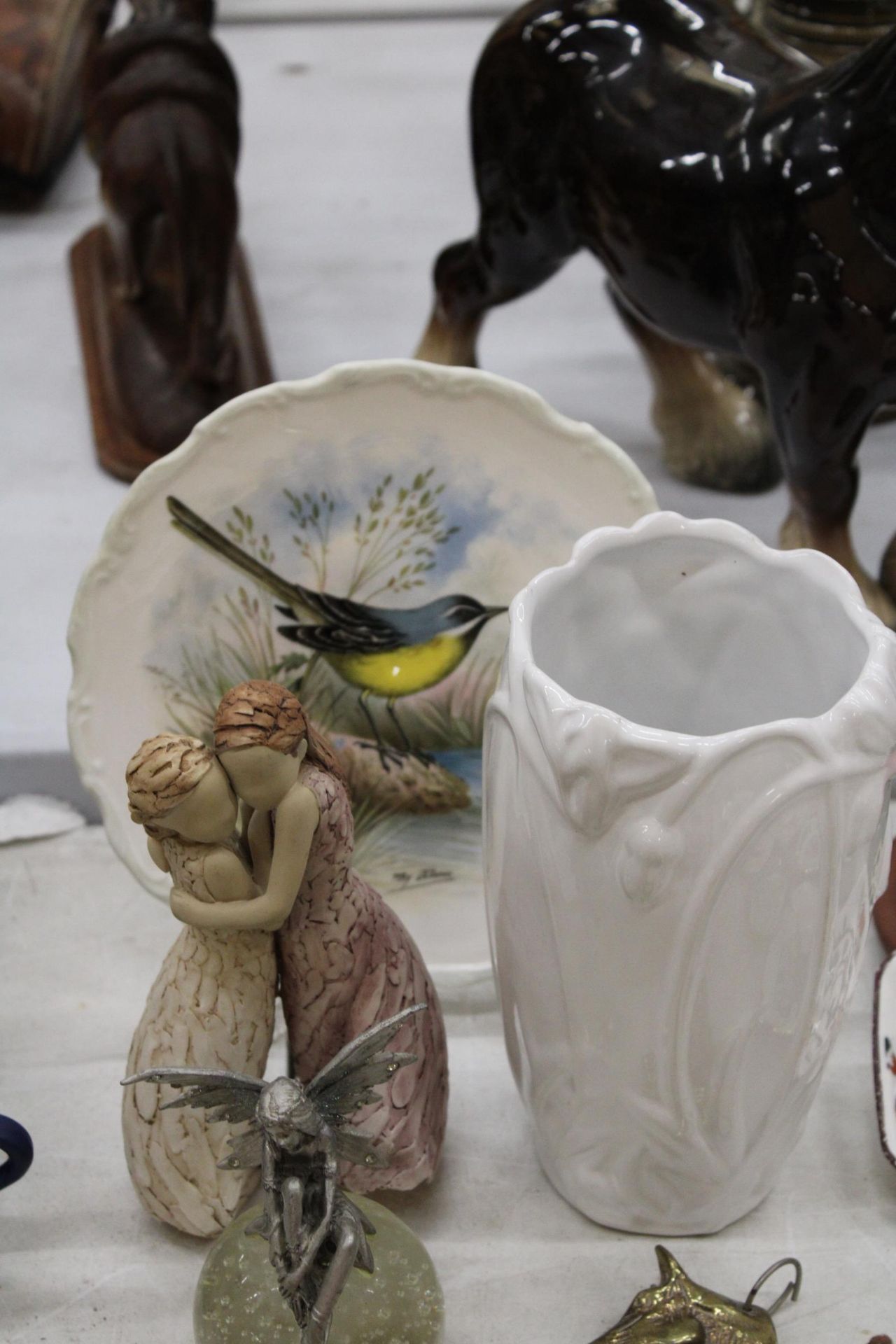 A MIXED LOT TO INCLUDE A LARGE IRIDESCENT SHELL, PRAYING HANDS, BRASSWARE, BOTTLE STOPPERS, FIGURES, - Bild 4 aus 5