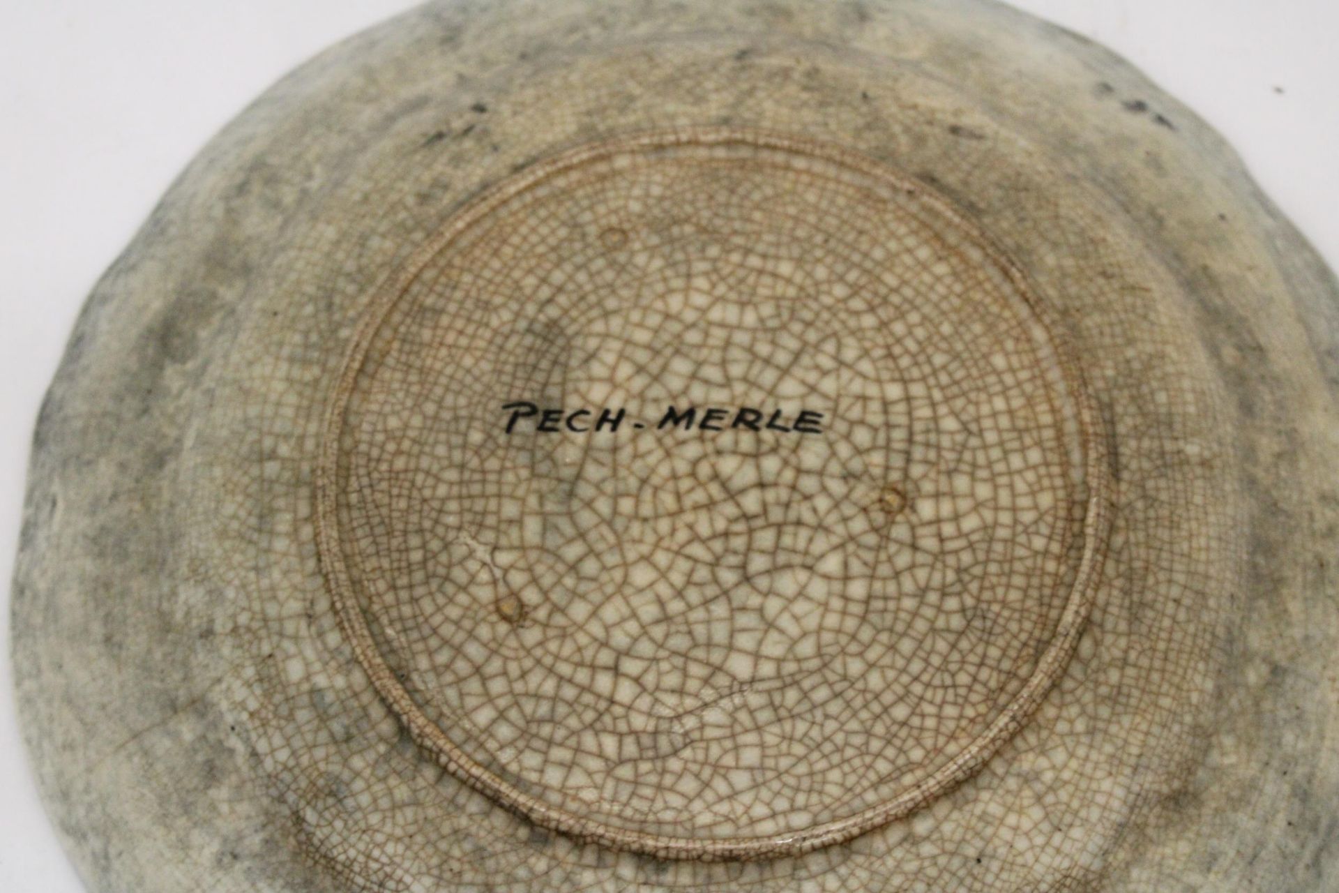 A FRENCH 'PECH-MERLE' PLATE WITH ANIMAL DESIGN, DIAMETER 29CM - Image 4 of 5