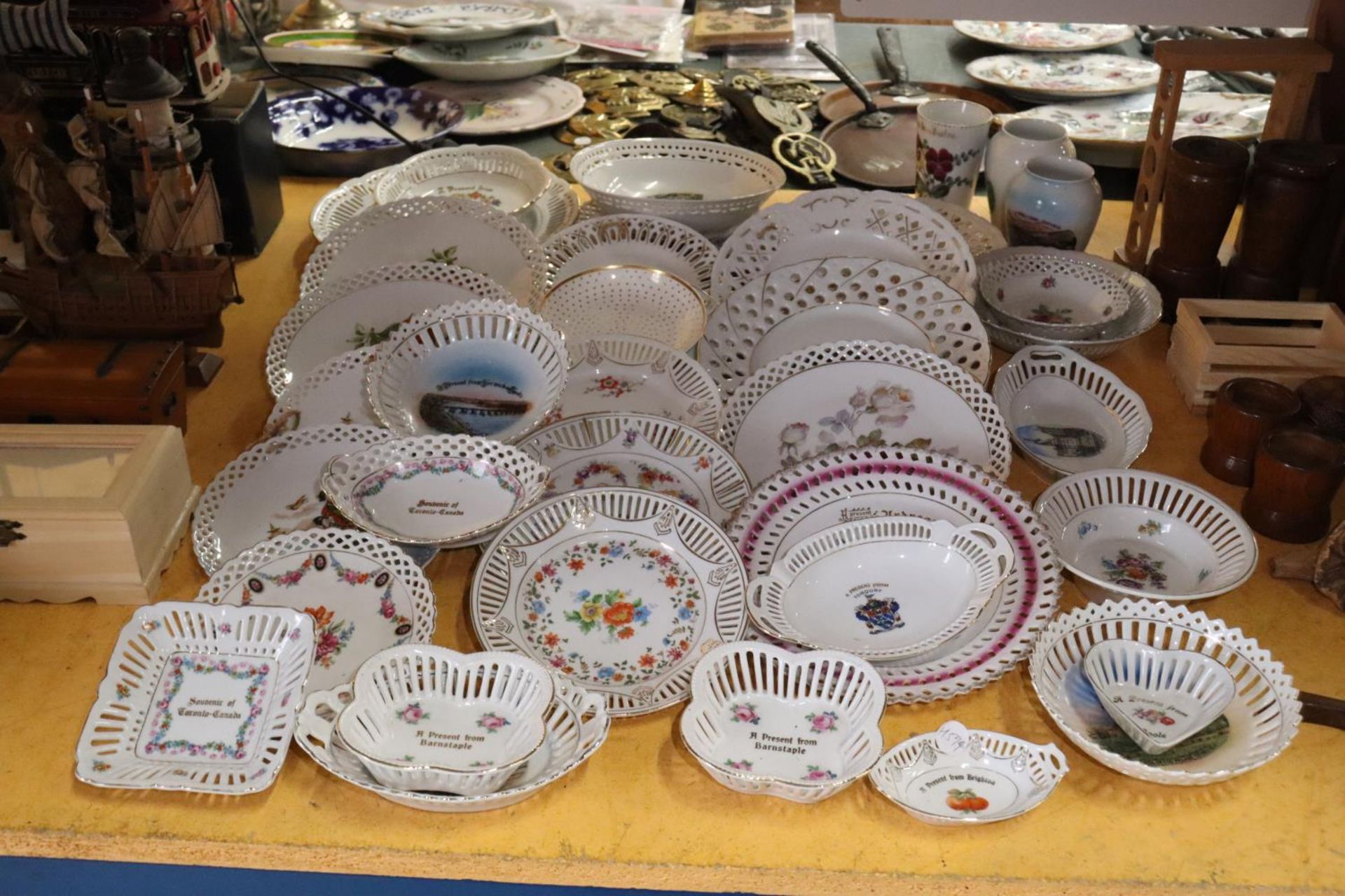 A LARGE QUANTITY OF RIBBON PLATES AND TRINKET DISHES